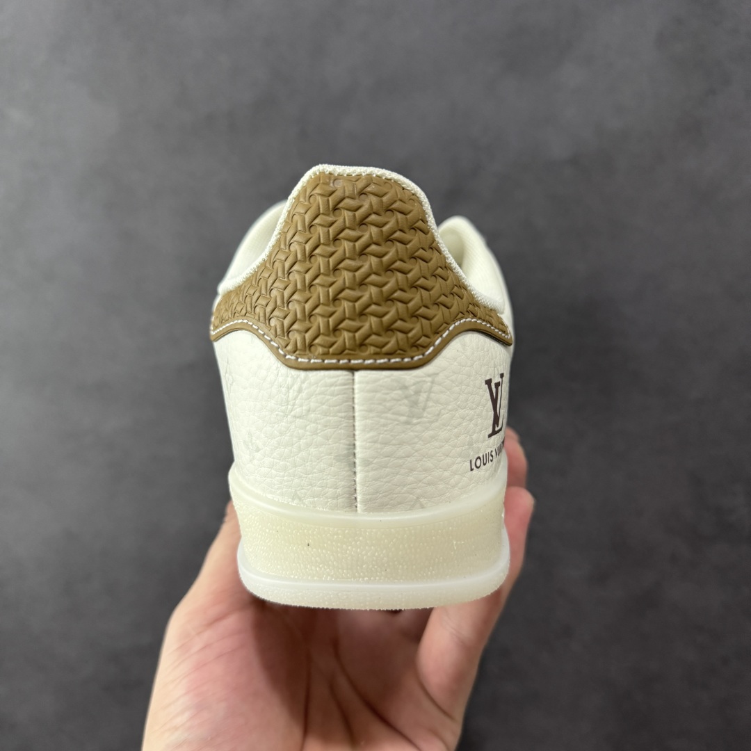 图片[4]-【定制版】Louis Vuitton x Adidas Original Gazelle Indoor 路易威登LV x 阿迪达斯 低帮 联名灰白黄 桑巴防滑耐磨轻便板鞋 鞋身整体采用米白色皮革打造，搭配经典T字形灰色麂皮框架覆盖层，鞋身两侧经典锯齿三条杠Logo采用黄色点缀，侧身Gazelle字样辅以黄色妆点，鞋舌上以白色LV字样及三叶草LLogo呈现，瞬间提升鞋子的时尚程度，后跟装饰片辅以黄色制作，后跟印有Louis Vuitton字样，彰显联名身份；最后以乳白色半透明中底搭配同色橡胶外底完善整体设计收尾。 货号：DM1234-010 尺码：36-45半 编码：CCB310320-选品中心