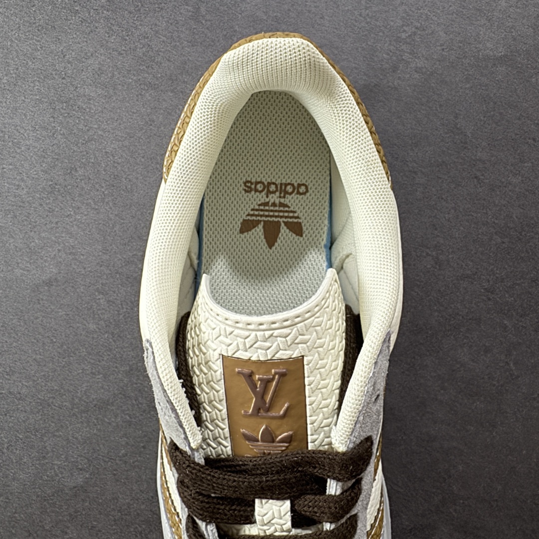 图片[7]-【定制版】Louis Vuitton x Adidas Original Gazelle Indoor 路易威登LV x 阿迪达斯 低帮 联名灰白黄 桑巴防滑耐磨轻便板鞋 鞋身整体采用米白色皮革打造，搭配经典T字形灰色麂皮框架覆盖层，鞋身两侧经典锯齿三条杠Logo采用黄色点缀，侧身Gazelle字样辅以黄色妆点，鞋舌上以白色LV字样及三叶草LLogo呈现，瞬间提升鞋子的时尚程度，后跟装饰片辅以黄色制作，后跟印有Louis Vuitton字样，彰显联名身份；最后以乳白色半透明中底搭配同色橡胶外底完善整体设计收尾。 货号：DM1234-010 尺码：36-45半 编码：CCB310320-选品中心