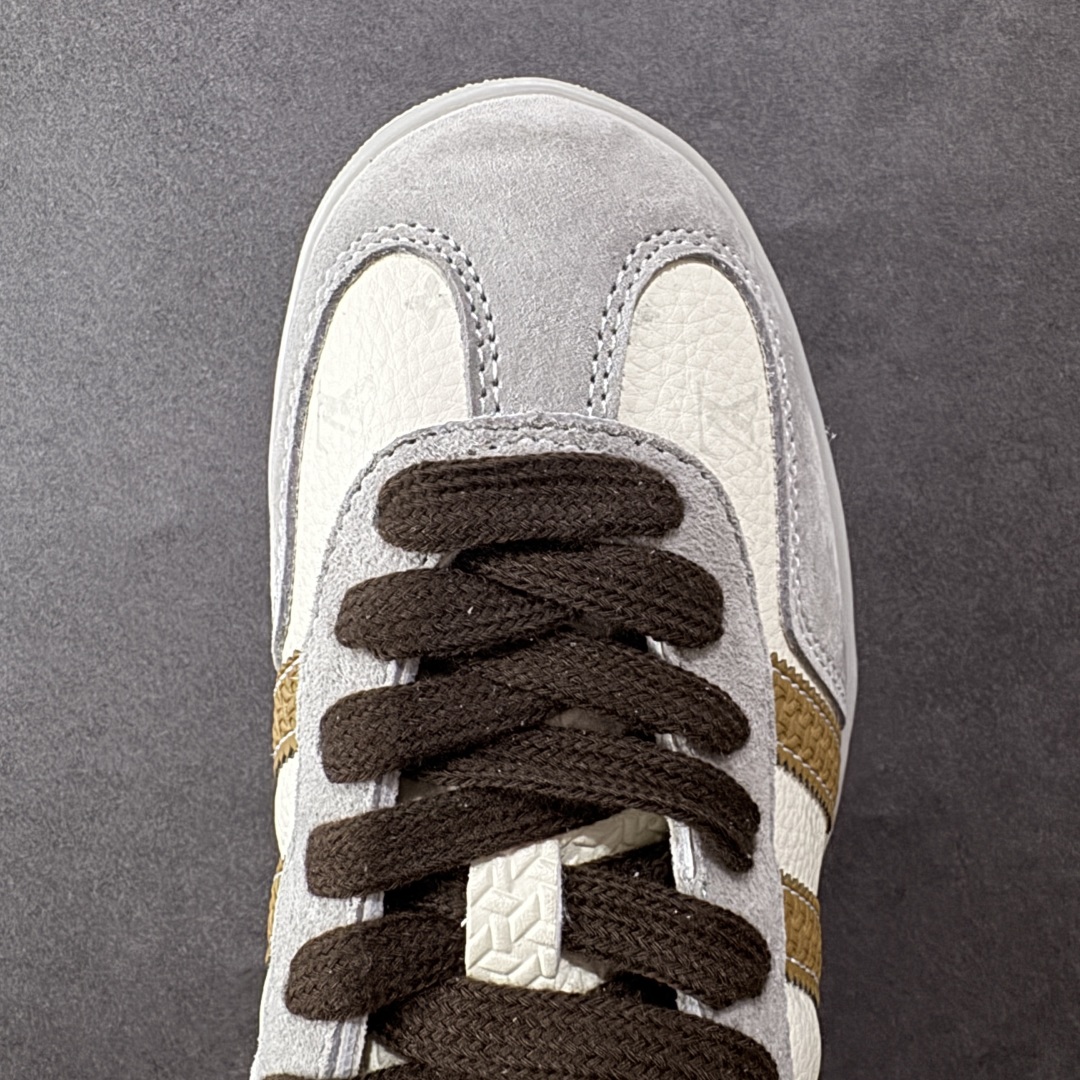 图片[8]-【定制版】Louis Vuitton x Adidas Original Gazelle Indoor 路易威登LV x 阿迪达斯 低帮 联名灰白黄 桑巴防滑耐磨轻便板鞋 鞋身整体采用米白色皮革打造，搭配经典T字形灰色麂皮框架覆盖层，鞋身两侧经典锯齿三条杠Logo采用黄色点缀，侧身Gazelle字样辅以黄色妆点，鞋舌上以白色LV字样及三叶草LLogo呈现，瞬间提升鞋子的时尚程度，后跟装饰片辅以黄色制作，后跟印有Louis Vuitton字样，彰显联名身份；最后以乳白色半透明中底搭配同色橡胶外底完善整体设计收尾。 货号：DM1234-010 尺码：36-45半 编码：CCB310320-选品中心