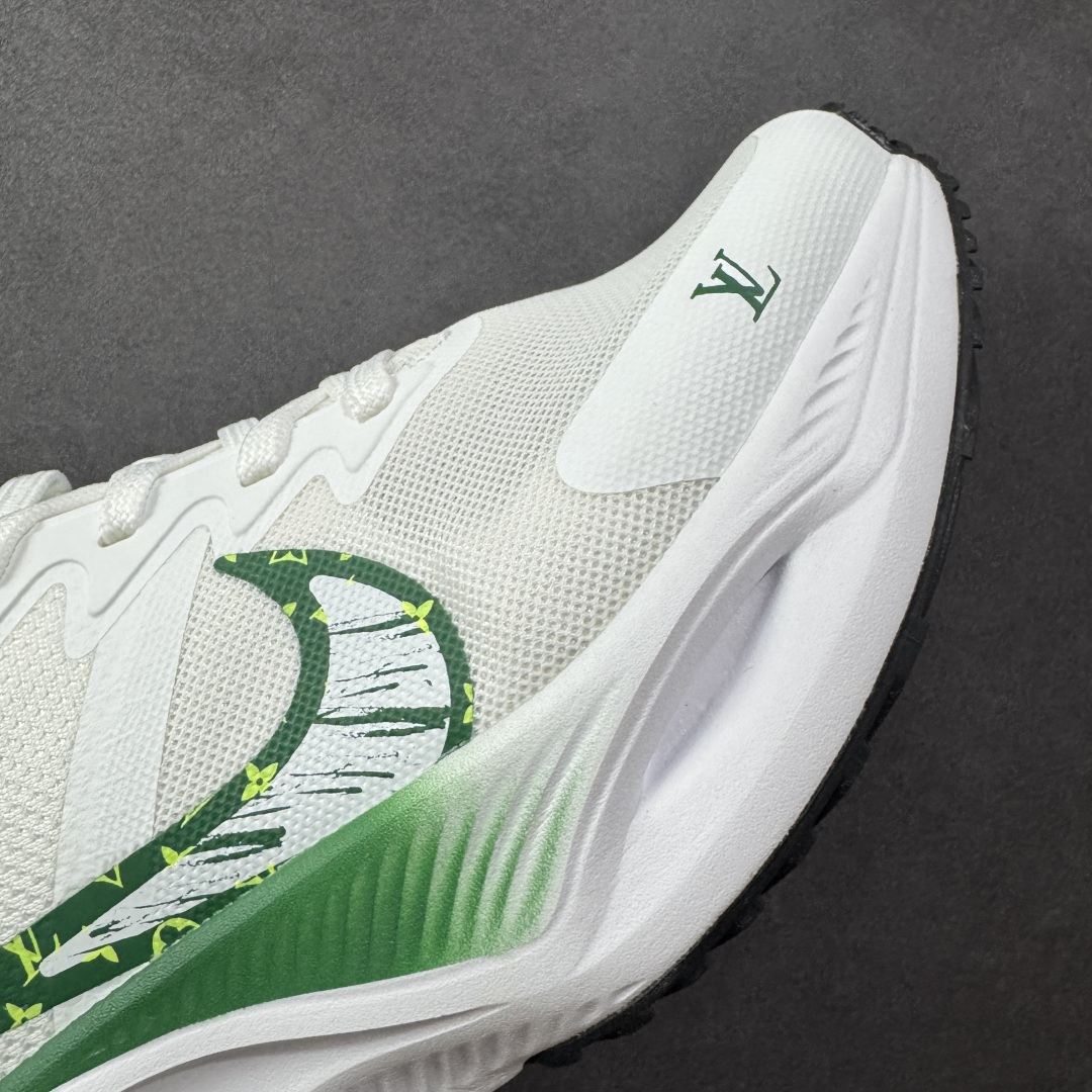 图片[5]-【定制版】Louis Vuitton x Nike Zoom Plus Low 路易威登LV x 耐克 低帮 白绿 超级飞马涡轮增压马拉松慢跑鞋 鞋面由半内靴与半透明网布组成Dynamic Flywire增加鞋身贴合与包覆感，鞋身两侧Swoosh LLogo采用绿色点缀，鞋舌上以Louis Vuitton字样呈现，前掌高度12mm前后掌高低差10mm，首度结合全掌ZoomX加上全长React 的跑鞋，ZoomX泡绵主要提供能量回馈与落地时的缓冲，React泡绵增强底部的稳定与耐用度。 货号：CK4318-160 尺码：36-45半 编码：CCB270280-选品中心