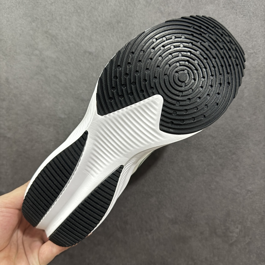 图片[9]-【定制版】Louis Vuitton x Nike Zoom Plus Low 路易威登LV x 耐克 低帮 白绿 超级飞马涡轮增压马拉松慢跑鞋 鞋面由半内靴与半透明网布组成Dynamic Flywire增加鞋身贴合与包覆感，鞋身两侧Swoosh LLogo采用绿色点缀，鞋舌上以Louis Vuitton字样呈现，前掌高度12mm前后掌高低差10mm，首度结合全掌ZoomX加上全长React 的跑鞋，ZoomX泡绵主要提供能量回馈与落地时的缓冲，React泡绵增强底部的稳定与耐用度。 货号：CK4318-160 尺码：36-45半 编码：CCB270280-选品中心