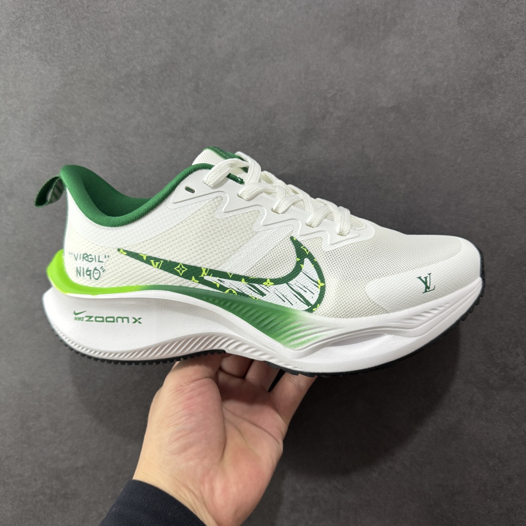 【定制版】Louis Vuitton x Nike Zoom Plus Low 路易威登LV x 耐克 低帮 白绿 超级飞马涡轮增压马拉松慢跑鞋 鞋面由半内靴与半透明网布组成Dynamic Flywire增加鞋身贴合与包覆感,鞋身两侧Swoosh LLogo采用绿色点缀,鞋舌上以Louis Vuitton字样呈现,前掌高度12mm前后掌高低差10mm,首度结合全掌ZoomX加上全长React 的跑鞋,ZoomX泡绵主要提供能量回馈与落地时的缓冲,React泡绵增强底部的稳定与耐用度。 货号:CK4318-160 尺码:36-45半 编码:CCB270280-选品中心