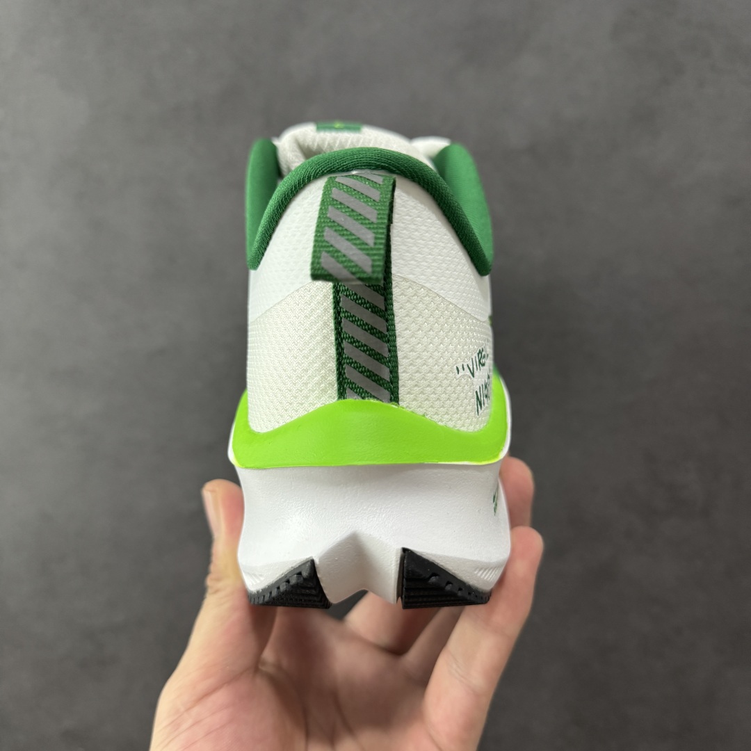 图片[4]-【定制版】Louis Vuitton x Nike Zoom Plus Low 路易威登LV x 耐克 低帮 白绿 超级飞马涡轮增压马拉松慢跑鞋 鞋面由半内靴与半透明网布组成Dynamic Flywire增加鞋身贴合与包覆感，鞋身两侧Swoosh LLogo采用绿色点缀，鞋舌上以Louis Vuitton字样呈现，前掌高度12mm前后掌高低差10mm，首度结合全掌ZoomX加上全长React 的跑鞋，ZoomX泡绵主要提供能量回馈与落地时的缓冲，React泡绵增强底部的稳定与耐用度。 货号：CK4318-160 尺码：36-45半 编码：CCB270280-选品中心