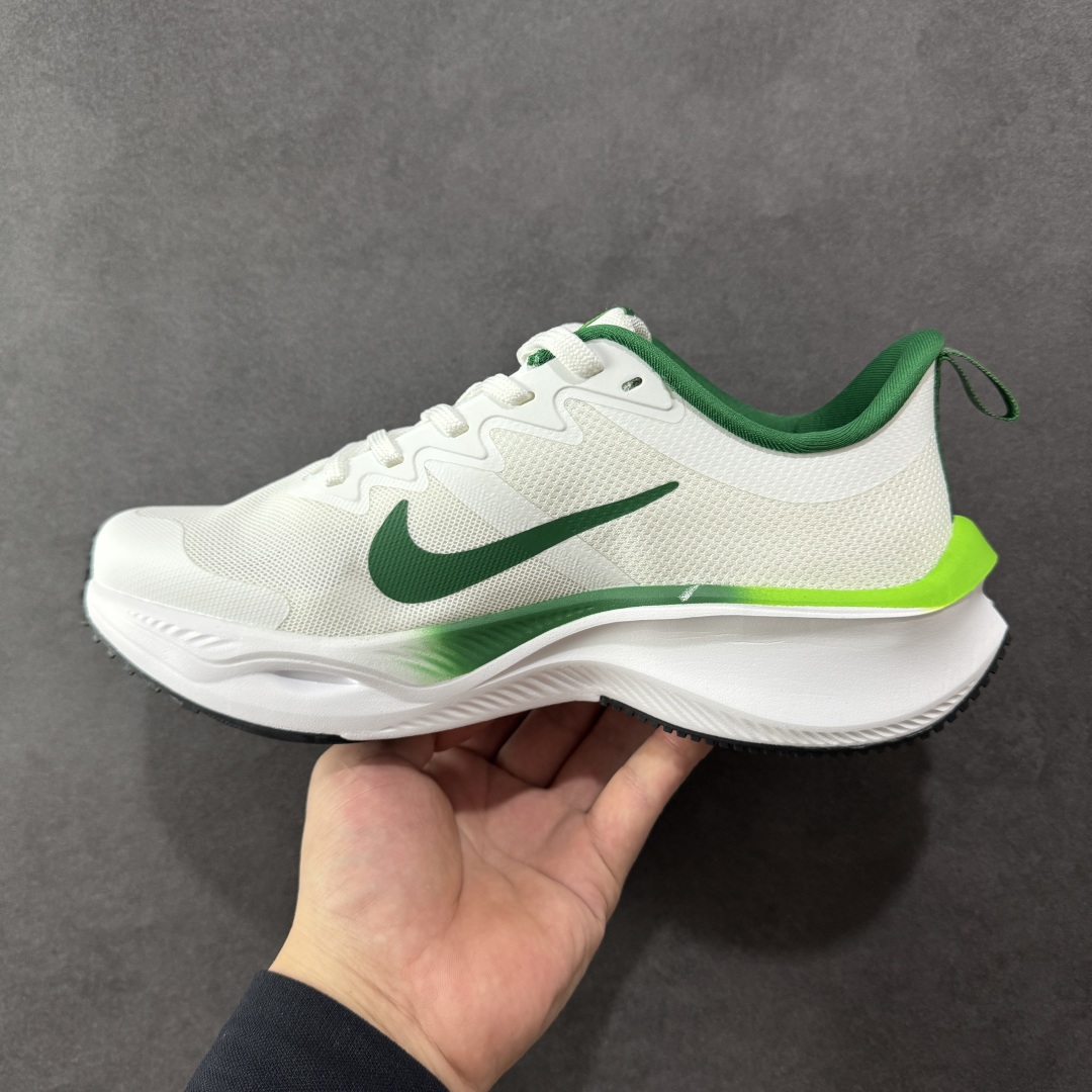图片[2]-【定制版】Louis Vuitton x Nike Zoom Plus Low 路易威登LV x 耐克 低帮 白绿 超级飞马涡轮增压马拉松慢跑鞋 鞋面由半内靴与半透明网布组成Dynamic Flywire增加鞋身贴合与包覆感，鞋身两侧Swoosh LLogo采用绿色点缀，鞋舌上以Louis Vuitton字样呈现，前掌高度12mm前后掌高低差10mm，首度结合全掌ZoomX加上全长React 的跑鞋，ZoomX泡绵主要提供能量回馈与落地时的缓冲，React泡绵增强底部的稳定与耐用度。 货号：CK4318-160 尺码：36-45半 编码：CCB270280-选品中心