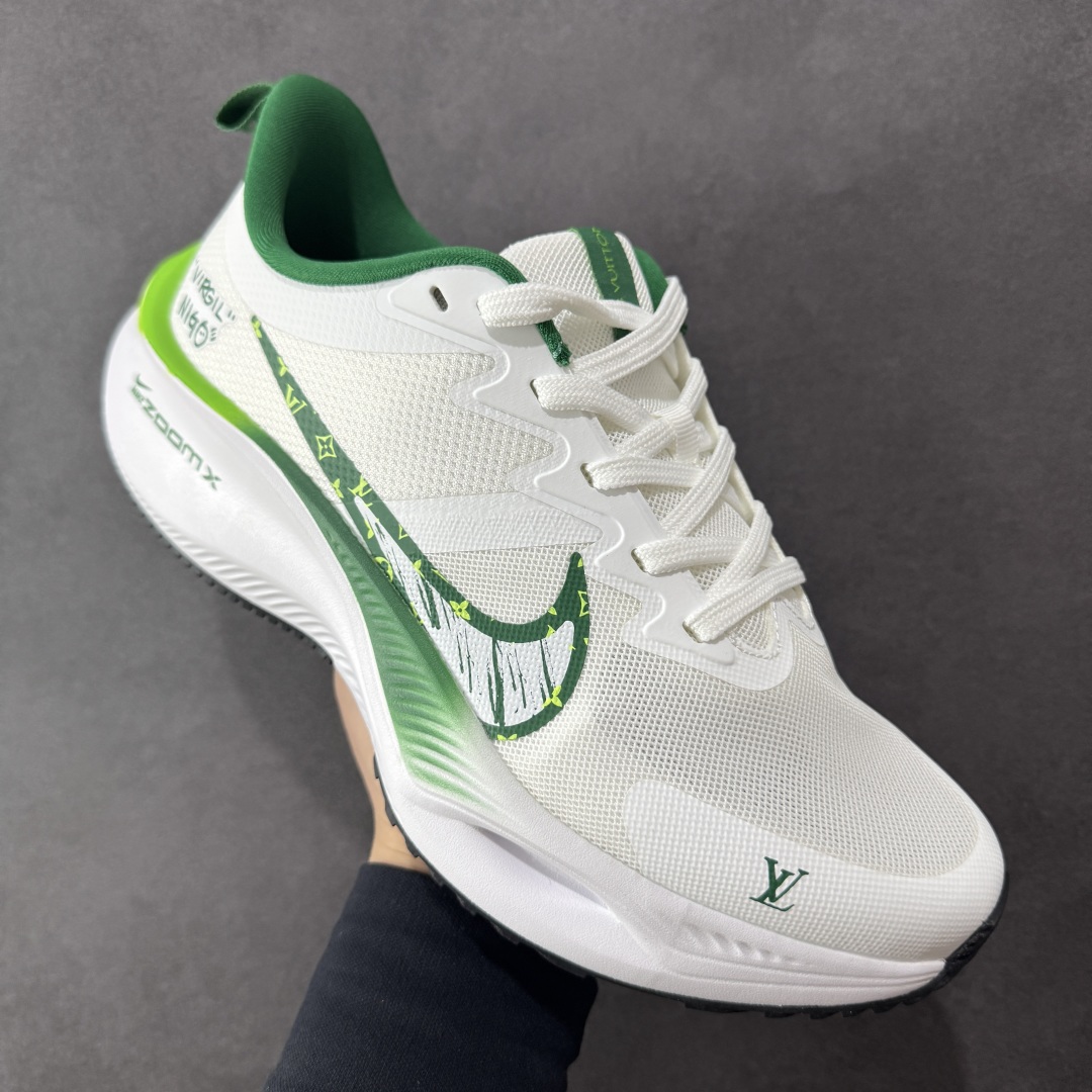 图片[3]-【定制版】Louis Vuitton x Nike Zoom Plus Low 路易威登LV x 耐克 低帮 白绿 超级飞马涡轮增压马拉松慢跑鞋 鞋面由半内靴与半透明网布组成Dynamic Flywire增加鞋身贴合与包覆感，鞋身两侧Swoosh LLogo采用绿色点缀，鞋舌上以Louis Vuitton字样呈现，前掌高度12mm前后掌高低差10mm，首度结合全掌ZoomX加上全长React 的跑鞋，ZoomX泡绵主要提供能量回馈与落地时的缓冲，React泡绵增强底部的稳定与耐用度。 货号：CK4318-160 尺码：36-45半 编码：CCB270280-选品中心