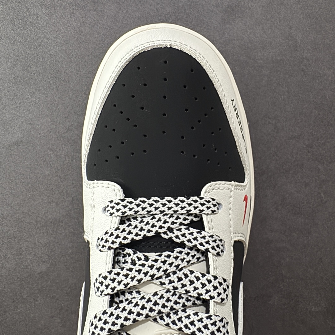 图片[8]-【定制版】Burberry x Nike Dunk SB Low 巴宝莉 x 耐克 SB 低帮 联名米白黑 鞋款整体以黑色磨砂打造，搭配米白色皮革框架覆盖层，使鞋款十分百搭；鞋身两侧Swoosh Logo采用白色点缀，后跟装饰片使用白色皮革制作，鞋头处双迷你Swoosh Logo分别以红色、黑色刺绣妆点，鞋舌上以巴宝莉Logo标志呈现，后跟Nike字样黑色刺绣妆点，后跟印有黑色巴宝莉品牌Logo，彰显联名身份；最后以米白色中底搭配黑色橡胶外底完善设计收尾。 货号：CS1688-117 尺码：36 36.5 37.5 38 38.5 39 40 40.5 41 42 42.5 43 44 44.5 45 编码：HXSB330340-选品中心