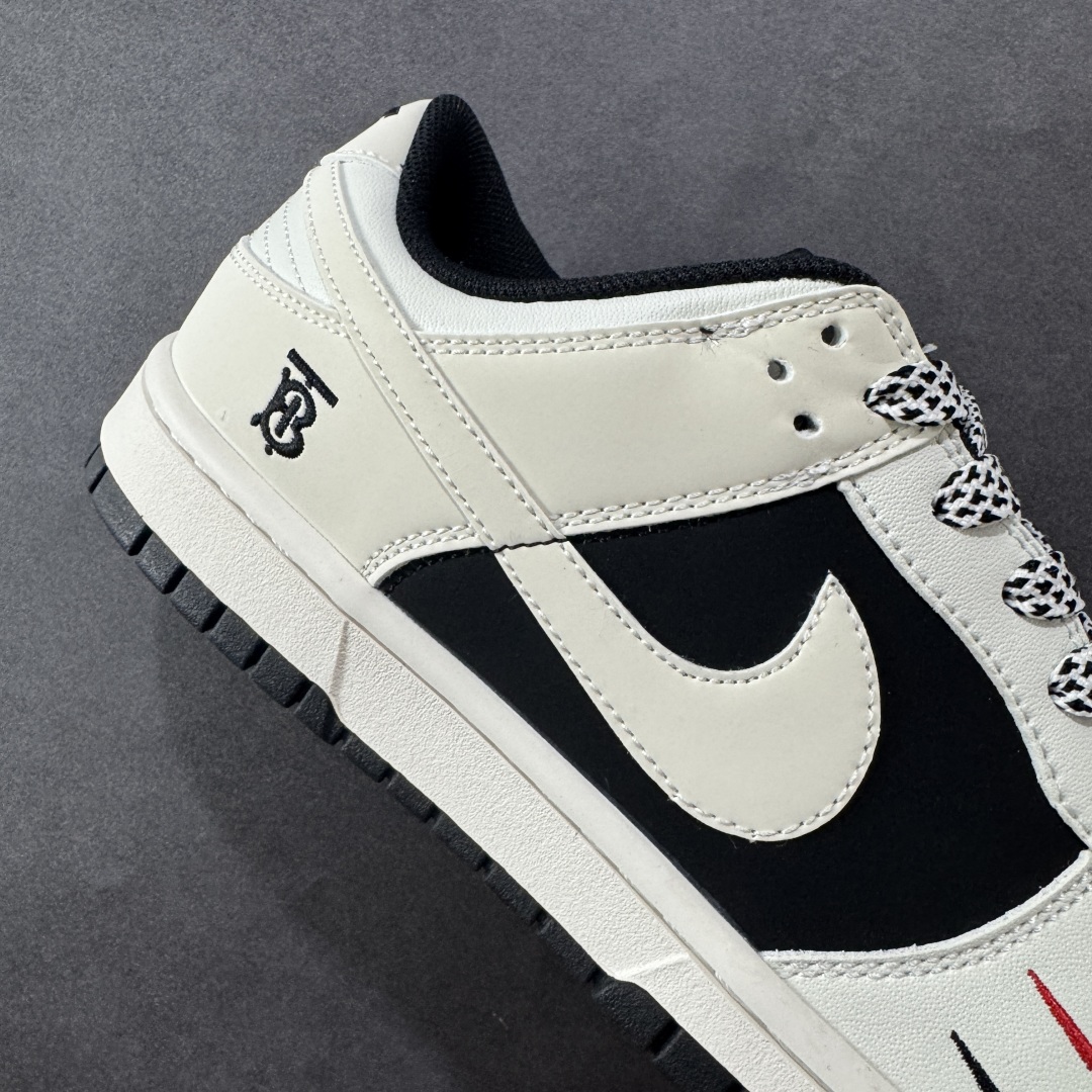 图片[6]-【定制版】Burberry x Nike Dunk SB Low 巴宝莉 x 耐克 SB 低帮 联名米白黑 鞋款整体以黑色磨砂打造，搭配米白色皮革框架覆盖层，使鞋款十分百搭；鞋身两侧Swoosh Logo采用白色点缀，后跟装饰片使用白色皮革制作，鞋头处双迷你Swoosh Logo分别以红色、黑色刺绣妆点，鞋舌上以巴宝莉Logo标志呈现，后跟Nike字样黑色刺绣妆点，后跟印有黑色巴宝莉品牌Logo，彰显联名身份；最后以米白色中底搭配黑色橡胶外底完善设计收尾。 货号：CS1688-117 尺码：36 36.5 37.5 38 38.5 39 40 40.5 41 42 42.5 43 44 44.5 45 编码：HXSB330340-选品中心