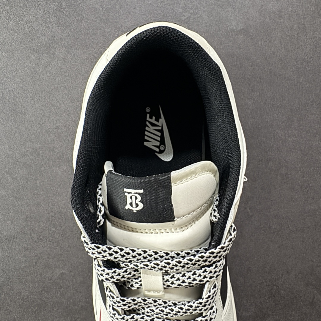 图片[7]-【定制版】Burberry x Nike Dunk SB Low 巴宝莉 x 耐克 SB 低帮 联名米白黑 鞋款整体以黑色磨砂打造，搭配米白色皮革框架覆盖层，使鞋款十分百搭；鞋身两侧Swoosh Logo采用白色点缀，后跟装饰片使用白色皮革制作，鞋头处双迷你Swoosh Logo分别以红色、黑色刺绣妆点，鞋舌上以巴宝莉Logo标志呈现，后跟Nike字样黑色刺绣妆点，后跟印有黑色巴宝莉品牌Logo，彰显联名身份；最后以米白色中底搭配黑色橡胶外底完善设计收尾。 货号：CS1688-117 尺码：36 36.5 37.5 38 38.5 39 40 40.5 41 42 42.5 43 44 44.5 45 编码：HXSB330340-选品中心