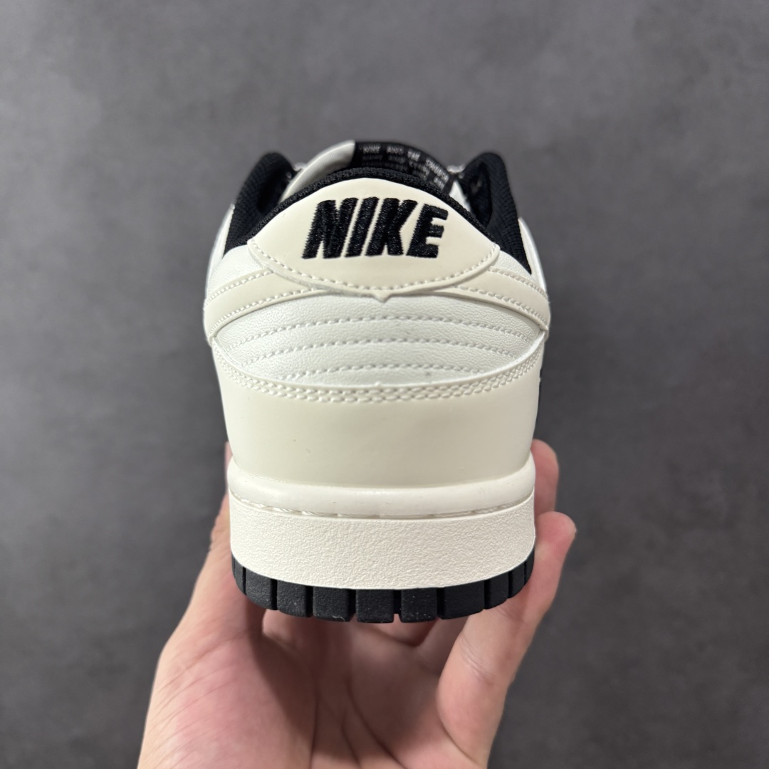 图片[4]-【定制版】Burberry x Nike Dunk SB Low 巴宝莉 x 耐克 SB 低帮 联名米白黑 鞋款整体以黑色磨砂打造，搭配米白色皮革框架覆盖层，使鞋款十分百搭；鞋身两侧Swoosh Logo采用白色点缀，后跟装饰片使用白色皮革制作，鞋头处双迷你Swoosh Logo分别以红色、黑色刺绣妆点，鞋舌上以巴宝莉Logo标志呈现，后跟Nike字样黑色刺绣妆点，后跟印有黑色巴宝莉品牌Logo，彰显联名身份；最后以米白色中底搭配黑色橡胶外底完善设计收尾。 货号：CS1688-117 尺码：36 36.5 37.5 38 38.5 39 40 40.5 41 42 42.5 43 44 44.5 45 编码：HXSB330340-选品中心