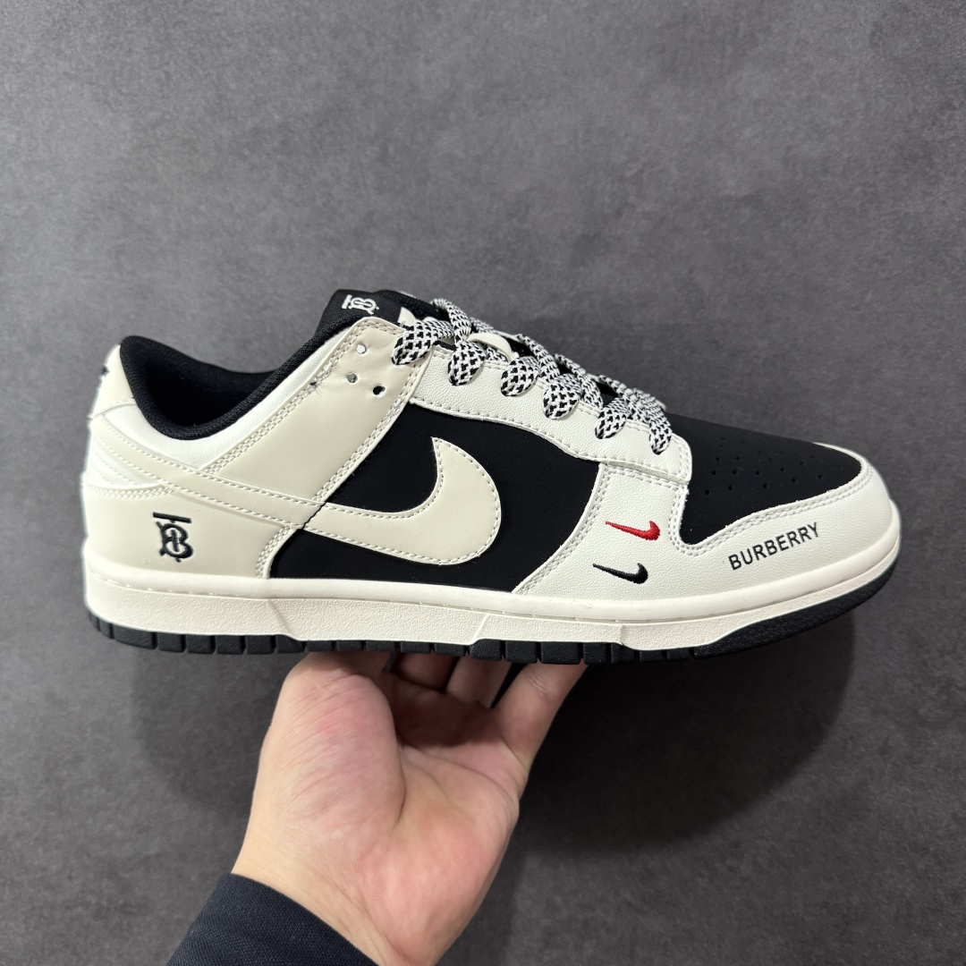 【定制版】Burberry x Nike Dunk SB Low 巴宝莉 x 耐克 SB 低帮 联名米白黑 鞋款整体以黑色磨砂打造,搭配米白色皮革框架覆盖层,使鞋款十分百搭;鞋身两侧Swoosh Logo采用白色点缀,后跟装饰片使用白色皮革制作,鞋头处双迷你Swoosh Logo分别以红色、黑色刺绣妆点,鞋舌上以巴宝莉Logo标志呈现,后跟Nike字样黑色刺绣妆点,后跟印有黑色巴宝莉品牌Logo,彰显联名身份;最后以米白色中底搭配黑色橡胶外底完善设计收尾。 货号:CS1688-117 尺码:36 36.5 37.5 38 38.5 39 40 40.5 41 42 42.5 43 44 44.5 45 编码:HXSB330340-选品中心