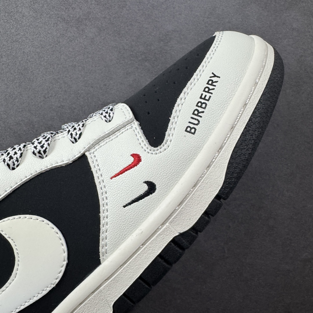 图片[5]-【定制版】Burberry x Nike Dunk SB Low 巴宝莉 x 耐克 SB 低帮 联名米白黑 鞋款整体以黑色磨砂打造，搭配米白色皮革框架覆盖层，使鞋款十分百搭；鞋身两侧Swoosh Logo采用白色点缀，后跟装饰片使用白色皮革制作，鞋头处双迷你Swoosh Logo分别以红色、黑色刺绣妆点，鞋舌上以巴宝莉Logo标志呈现，后跟Nike字样黑色刺绣妆点，后跟印有黑色巴宝莉品牌Logo，彰显联名身份；最后以米白色中底搭配黑色橡胶外底完善设计收尾。 货号：CS1688-117 尺码：36 36.5 37.5 38 38.5 39 40 40.5 41 42 42.5 43 44 44.5 45 编码：HXSB330340-选品中心