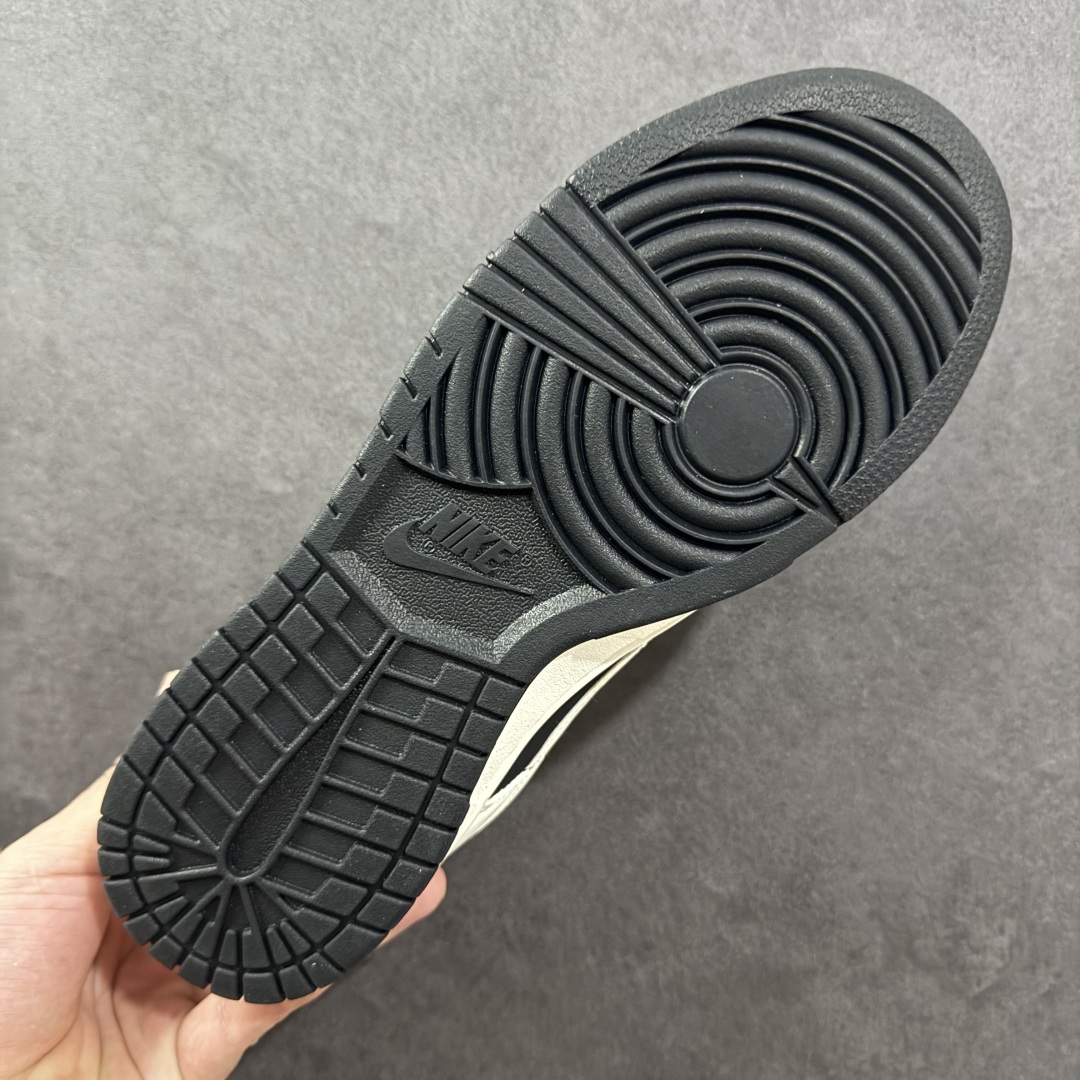 图片[9]-【定制版】Burberry x Nike Dunk SB Low 巴宝莉 x 耐克 SB 低帮 联名米白黑 鞋款整体以黑色磨砂打造，搭配米白色皮革框架覆盖层，使鞋款十分百搭；鞋身两侧Swoosh Logo采用白色点缀，后跟装饰片使用白色皮革制作，鞋头处双迷你Swoosh Logo分别以红色、黑色刺绣妆点，鞋舌上以巴宝莉Logo标志呈现，后跟Nike字样黑色刺绣妆点，后跟印有黑色巴宝莉品牌Logo，彰显联名身份；最后以米白色中底搭配黑色橡胶外底完善设计收尾。 货号：CS1688-117 尺码：36 36.5 37.5 38 38.5 39 40 40.5 41 42 42.5 43 44 44.5 45 编码：HXSB330340-选品中心