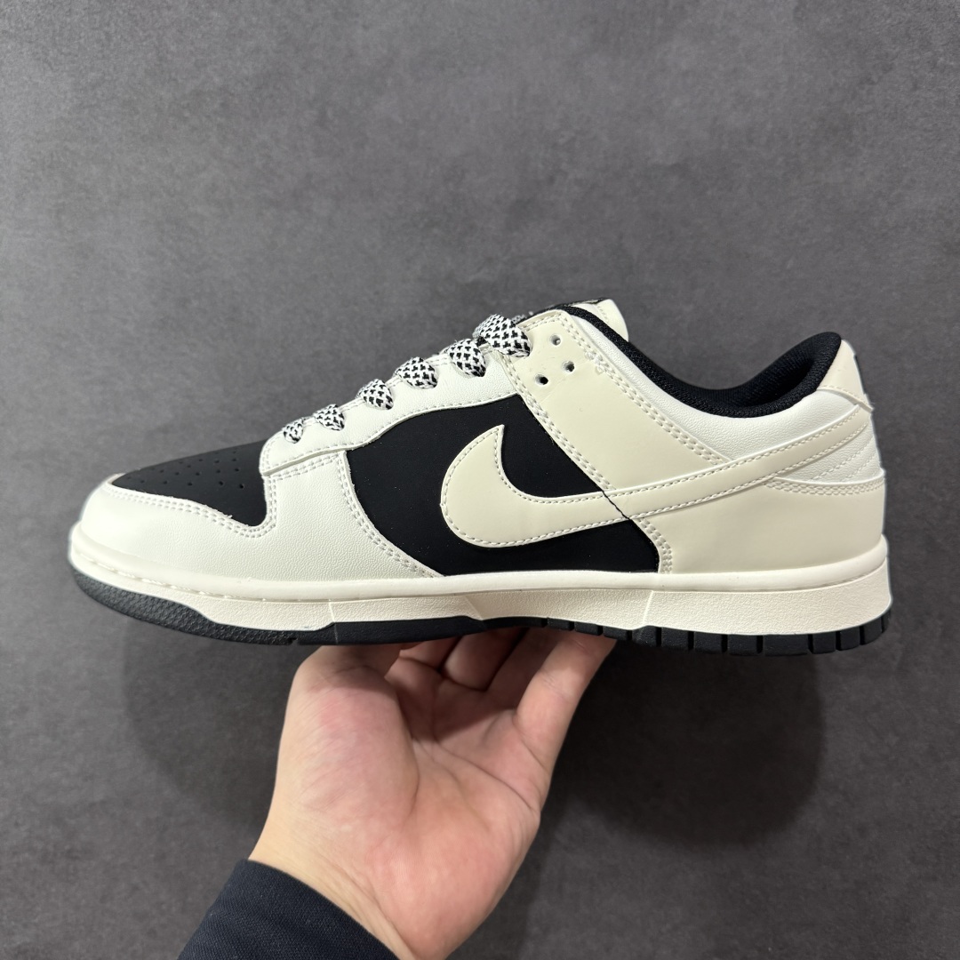 图片[2]-【定制版】Burberry x Nike Dunk SB Low 巴宝莉 x 耐克 SB 低帮 联名米白黑 鞋款整体以黑色磨砂打造，搭配米白色皮革框架覆盖层，使鞋款十分百搭；鞋身两侧Swoosh Logo采用白色点缀，后跟装饰片使用白色皮革制作，鞋头处双迷你Swoosh Logo分别以红色、黑色刺绣妆点，鞋舌上以巴宝莉Logo标志呈现，后跟Nike字样黑色刺绣妆点，后跟印有黑色巴宝莉品牌Logo，彰显联名身份；最后以米白色中底搭配黑色橡胶外底完善设计收尾。 货号：CS1688-117 尺码：36 36.5 37.5 38 38.5 39 40 40.5 41 42 42.5 43 44 44.5 45 编码：HXSB330340-选品中心
