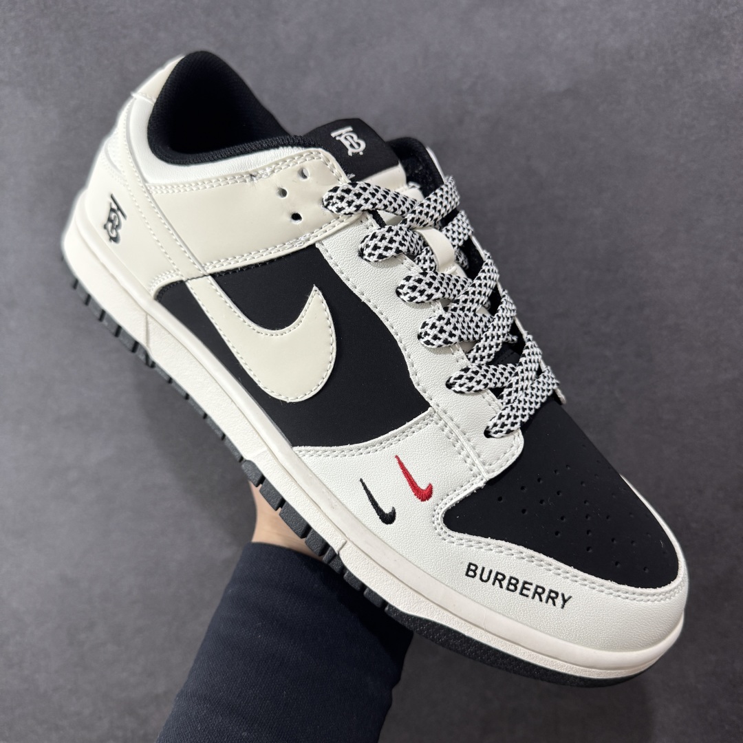 图片[3]-【定制版】Burberry x Nike Dunk SB Low 巴宝莉 x 耐克 SB 低帮 联名米白黑 鞋款整体以黑色磨砂打造，搭配米白色皮革框架覆盖层，使鞋款十分百搭；鞋身两侧Swoosh Logo采用白色点缀，后跟装饰片使用白色皮革制作，鞋头处双迷你Swoosh Logo分别以红色、黑色刺绣妆点，鞋舌上以巴宝莉Logo标志呈现，后跟Nike字样黑色刺绣妆点，后跟印有黑色巴宝莉品牌Logo，彰显联名身份；最后以米白色中底搭配黑色橡胶外底完善设计收尾。 货号：CS1688-117 尺码：36 36.5 37.5 38 38.5 39 40 40.5 41 42 42.5 43 44 44.5 45 编码：HXSB330340-选品中心
