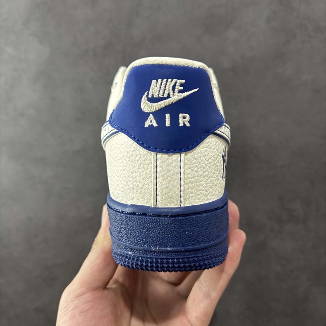 图片[4]-【定制版】Nike Air Force 1 \’07 Low “MLB联名——米蓝线反光”空军一号 低帮 运动鞋 休闲鞋 折边针车 工艺难度大 原楦头原纸板 原装鞋盒 定制五金配件 内置全掌气垫 原厂鞋底 货号：KJ1688-010 尺码：36 36.5 37.5 38 38.5 39 40 40.5 41 42 42.5 43 44 44.5 45 编码：HXSB310320-选品中心