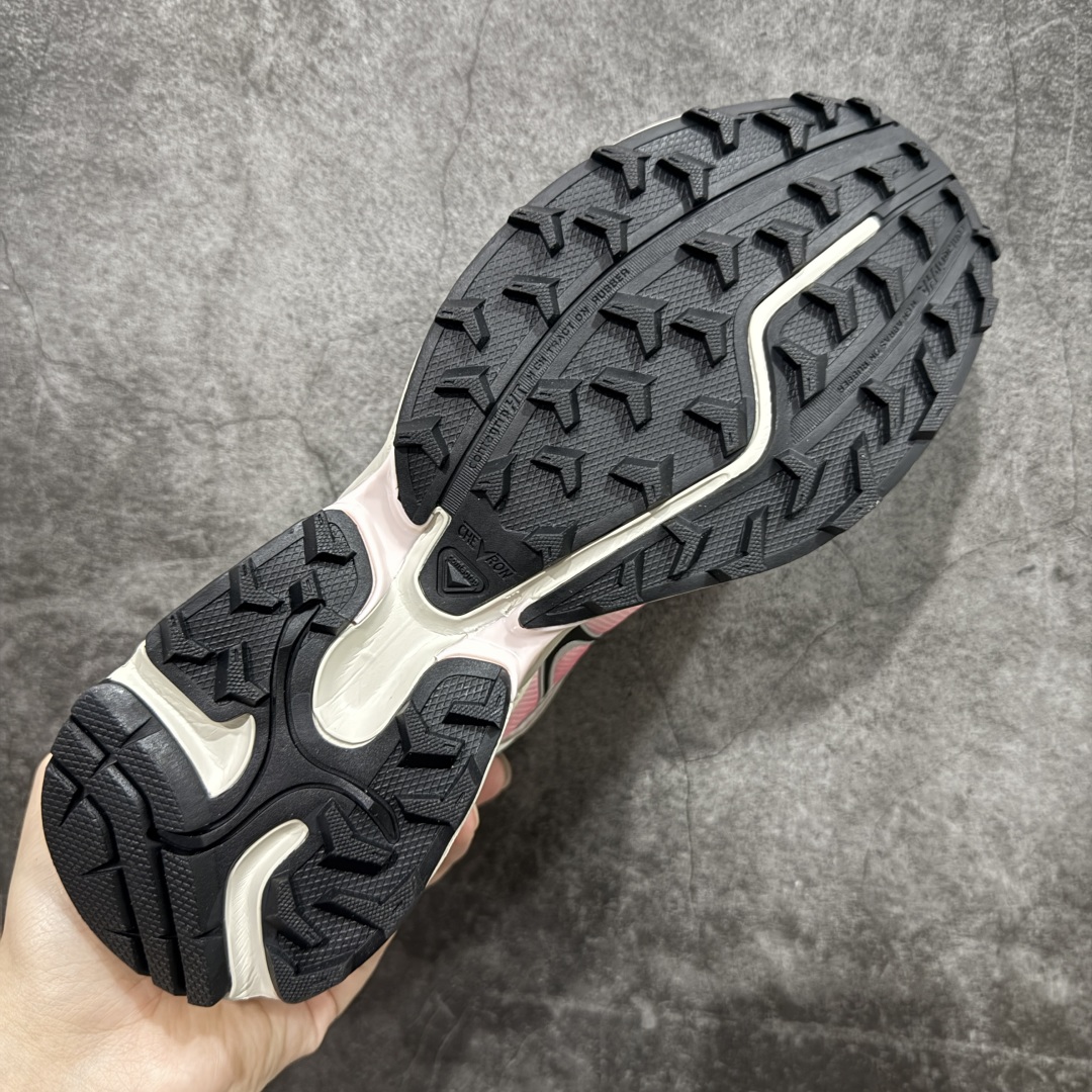 图片[9]-【666版本】SALOMON 萨洛蒙 XT-WHISPER 舒适百搭耐磨轻便低帮 休闲越野训练城市通勤跑步鞋 男女同款 白红渐变 纯原外贸平台特供订单 耗时半年巨作 #全套原纸板楦头开发 #原厂特供网布配套加持 #确保原汁原味 完美呈现版型 #原档数据独家私模五层组合大底 #男女鞋同步官方开发至46 #原装Ortholite轻量化鞋垫 #中底布带钢印编号 原厂TPU锁扣 #进口港宝加持 后跟自然饱满 还原公司包裹性 #鞋面采用SENSIFT贴合技术 #全方位贴合包裹脚型 #鞋跟部鞋底牵引设计 #提供强大的抓地性能 #更适应野外崎岖不平的道路 #基于 SALOMON 初代 XT 鞋身造型并搭载 4D ADVANCED CHASSIS™ 大底打造而成 为这款 XT-WHISPER 带来了多项足部控制与保护等功能性 如在运动过程中控制左右晃动的过程而提高稳定性、改善长途越野过程中足中到足尖的过渡、提高感知岩石的精确度以抵抗尖锐物体对脚底的伤害以及采用动态缓冲来增强穿着舒适感 从而减轻疲劳感 使 XT-WHISPER 成为一双舒适且安全的户外之履 货号：477612 尺码：36 36.5 37.5 38 38.5 39 40 40.5 41 42 42.5 43 44 45 46-选品中心