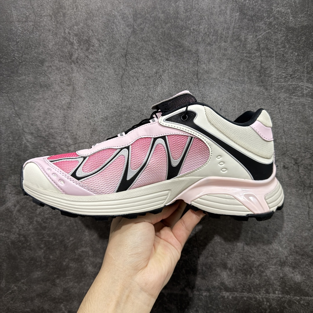 图片[2]-【666版本】SALOMON 萨洛蒙 XT-WHISPER 舒适百搭耐磨轻便低帮 休闲越野训练城市通勤跑步鞋 男女同款 白红渐变 纯原外贸平台特供订单 耗时半年巨作 #全套原纸板楦头开发 #原厂特供网布配套加持 #确保原汁原味 完美呈现版型 #原档数据独家私模五层组合大底 #男女鞋同步官方开发至46 #原装Ortholite轻量化鞋垫 #中底布带钢印编号 原厂TPU锁扣 #进口港宝加持 后跟自然饱满 还原公司包裹性 #鞋面采用SENSIFT贴合技术 #全方位贴合包裹脚型 #鞋跟部鞋底牵引设计 #提供强大的抓地性能 #更适应野外崎岖不平的道路 #基于 SALOMON 初代 XT 鞋身造型并搭载 4D ADVANCED CHASSIS™ 大底打造而成 为这款 XT-WHISPER 带来了多项足部控制与保护等功能性 如在运动过程中控制左右晃动的过程而提高稳定性、改善长途越野过程中足中到足尖的过渡、提高感知岩石的精确度以抵抗尖锐物体对脚底的伤害以及采用动态缓冲来增强穿着舒适感 从而减轻疲劳感 使 XT-WHISPER 成为一双舒适且安全的户外之履 货号：477612 尺码：36 36.5 37.5 38 38.5 39 40 40.5 41 42 42.5 43 44 45 46-选品中心