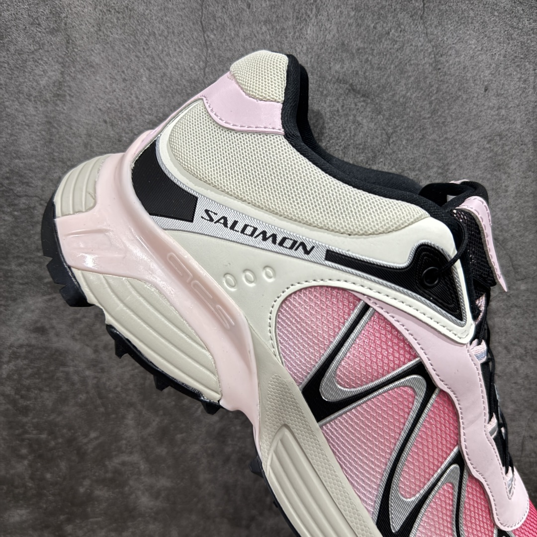 图片[7]-【666版本】SALOMON 萨洛蒙 XT-WHISPER 舒适百搭耐磨轻便低帮 休闲越野训练城市通勤跑步鞋 男女同款 白红渐变 纯原外贸平台特供订单 耗时半年巨作 #全套原纸板楦头开发 #原厂特供网布配套加持 #确保原汁原味 完美呈现版型 #原档数据独家私模五层组合大底 #男女鞋同步官方开发至46 #原装Ortholite轻量化鞋垫 #中底布带钢印编号 原厂TPU锁扣 #进口港宝加持 后跟自然饱满 还原公司包裹性 #鞋面采用SENSIFT贴合技术 #全方位贴合包裹脚型 #鞋跟部鞋底牵引设计 #提供强大的抓地性能 #更适应野外崎岖不平的道路 #基于 SALOMON 初代 XT 鞋身造型并搭载 4D ADVANCED CHASSIS™ 大底打造而成 为这款 XT-WHISPER 带来了多项足部控制与保护等功能性 如在运动过程中控制左右晃动的过程而提高稳定性、改善长途越野过程中足中到足尖的过渡、提高感知岩石的精确度以抵抗尖锐物体对脚底的伤害以及采用动态缓冲来增强穿着舒适感 从而减轻疲劳感 使 XT-WHISPER 成为一双舒适且安全的户外之履 货号：477612 尺码：36 36.5 37.5 38 38.5 39 40 40.5 41 42 42.5 43 44 45 46-选品中心