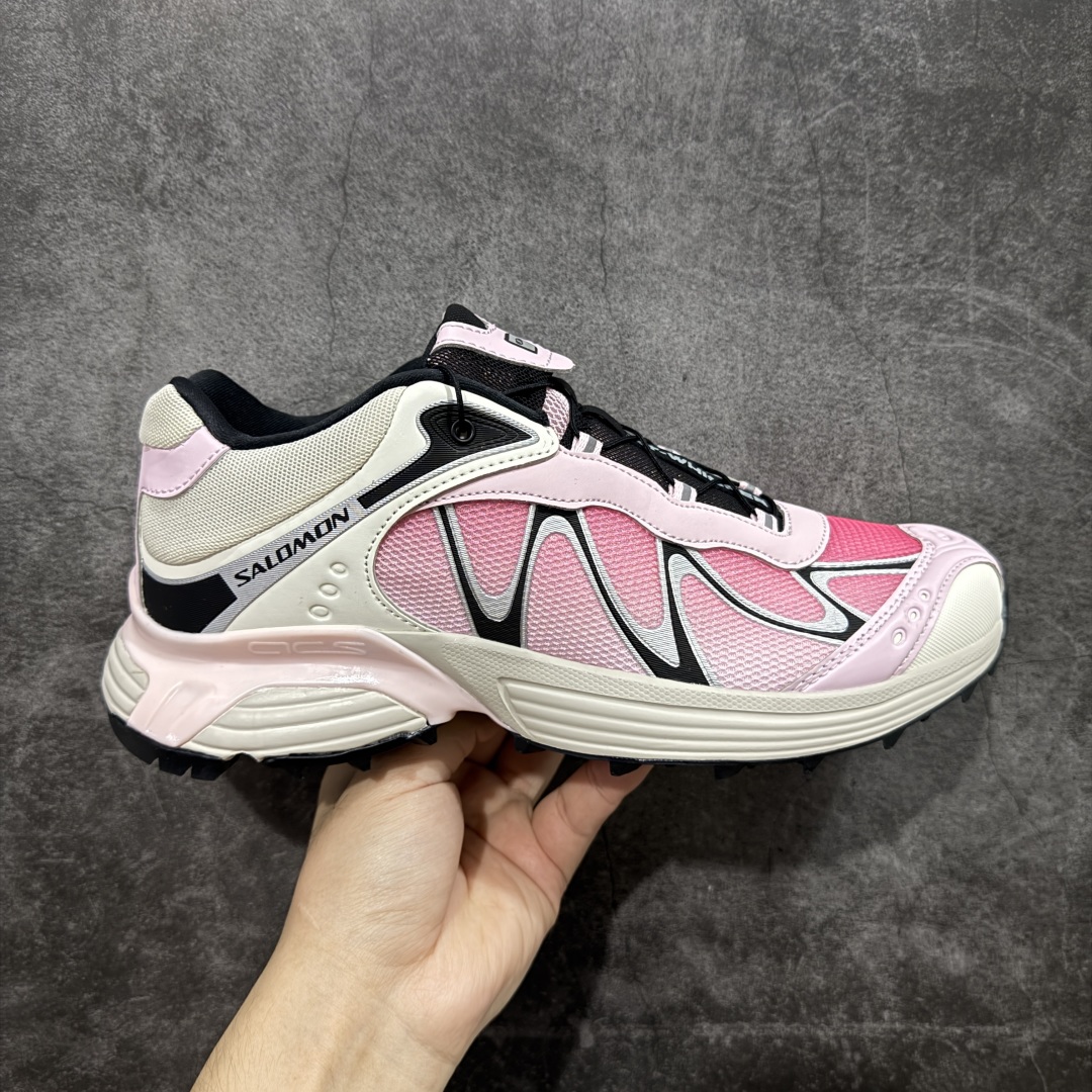 【666版本】SALOMON 萨洛蒙 XT-WHISPER 舒适百搭耐磨轻便低帮 休闲越野训练城市通勤跑步鞋 男女同款 白红渐变 纯原外贸平台特供订单 耗时半年巨作 #全套原纸板楦头开发 #原厂特供网布配套加持 #确保原汁原味 完美呈现版型 #原档数据独家私模五层组合大底 #男女鞋同步官方开发至46 #原装Ortholite轻量化鞋垫 #中底布带钢印编号 原厂TPU锁扣 #进口港宝加持 后跟自然饱满 还原公司包裹性 #鞋面采用SENSIFT贴合技术 #全方位贴合包裹脚型 #鞋跟部鞋底牵引设计 #提供强大的抓地性能 #更适应野外崎岖不平的道路 #基于 SALOMON 初代 XT 鞋身造型并搭载 4D ADVANCED CHASSIS™ 大底打造而成 为这款 XT-WHISPER 带来了多项足部控制与保护等功能性 如在运动过程中控制左右晃动的过程而提高稳定性、改善长途越野过程中足中到足尖的过渡、提高感知岩石的精确度以抵抗尖锐物体对脚底的伤害以及采用动态缓冲来增强穿着舒适感 从而减轻疲劳感 使 XT-WHISPER 成为一双舒适且安全的户外之履 货号:477612 尺码:36 36.5 37.5 38 38.5 39 40 40.5 41 42 42.5 43 44 45 46-选品中心