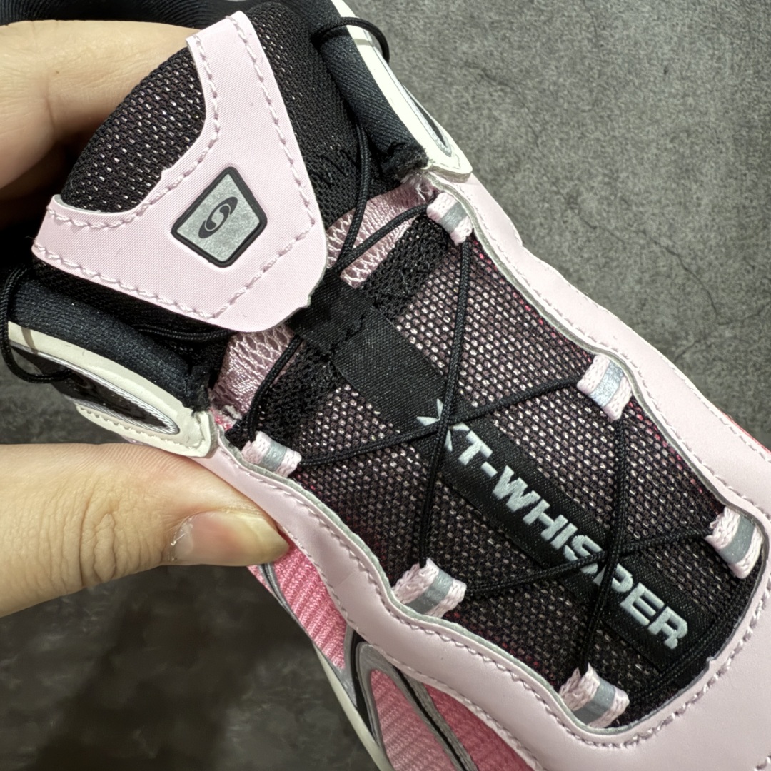 图片[6]-【666版本】SALOMON 萨洛蒙 XT-WHISPER 舒适百搭耐磨轻便低帮 休闲越野训练城市通勤跑步鞋 男女同款 白红渐变 纯原外贸平台特供订单 耗时半年巨作 #全套原纸板楦头开发 #原厂特供网布配套加持 #确保原汁原味 完美呈现版型 #原档数据独家私模五层组合大底 #男女鞋同步官方开发至46 #原装Ortholite轻量化鞋垫 #中底布带钢印编号 原厂TPU锁扣 #进口港宝加持 后跟自然饱满 还原公司包裹性 #鞋面采用SENSIFT贴合技术 #全方位贴合包裹脚型 #鞋跟部鞋底牵引设计 #提供强大的抓地性能 #更适应野外崎岖不平的道路 #基于 SALOMON 初代 XT 鞋身造型并搭载 4D ADVANCED CHASSIS™ 大底打造而成 为这款 XT-WHISPER 带来了多项足部控制与保护等功能性 如在运动过程中控制左右晃动的过程而提高稳定性、改善长途越野过程中足中到足尖的过渡、提高感知岩石的精确度以抵抗尖锐物体对脚底的伤害以及采用动态缓冲来增强穿着舒适感 从而减轻疲劳感 使 XT-WHISPER 成为一双舒适且安全的户外之履 货号：477612 尺码：36 36.5 37.5 38 38.5 39 40 40.5 41 42 42.5 43 44 45 46-选品中心