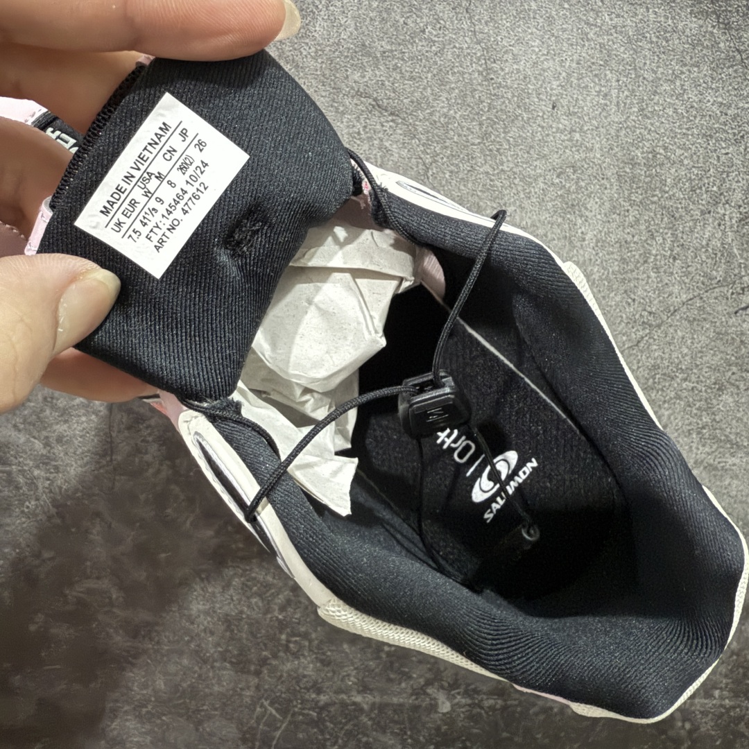 图片[7]-【666版本】SALOMON 萨洛蒙 XT-WHISPER 舒适百搭耐磨轻便低帮 休闲越野训练城市通勤跑步鞋 男女同款 白红渐变 纯原外贸平台特供订单 耗时半年巨作 #全套原纸板楦头开发 #原厂特供网布配套加持 #确保原汁原味 完美呈现版型 #原档数据独家私模五层组合大底 #男女鞋同步官方开发至46 #原装Ortholite轻量化鞋垫 #中底布带钢印编号 原厂TPU锁扣 #进口港宝加持 后跟自然饱满 还原公司包裹性 #鞋面采用SENSIFT贴合技术 #全方位贴合包裹脚型 #鞋跟部鞋底牵引设计 #提供强大的抓地性能 #更适应野外崎岖不平的道路 #基于 SALOMON 初代 XT 鞋身造型并搭载 4D ADVANCED CHASSIS™ 大底打造而成 为这款 XT-WHISPER 带来了多项足部控制与保护等功能性 如在运动过程中控制左右晃动的过程而提高稳定性、改善长途越野过程中足中到足尖的过渡、提高感知岩石的精确度以抵抗尖锐物体对脚底的伤害以及采用动态缓冲来增强穿着舒适感 从而减轻疲劳感 使 XT-WHISPER 成为一双舒适且安全的户外之履 货号：477612 尺码：36 36.5 37.5 38 38.5 39 40 40.5 41 42 42.5 43 44 45 46-选品中心