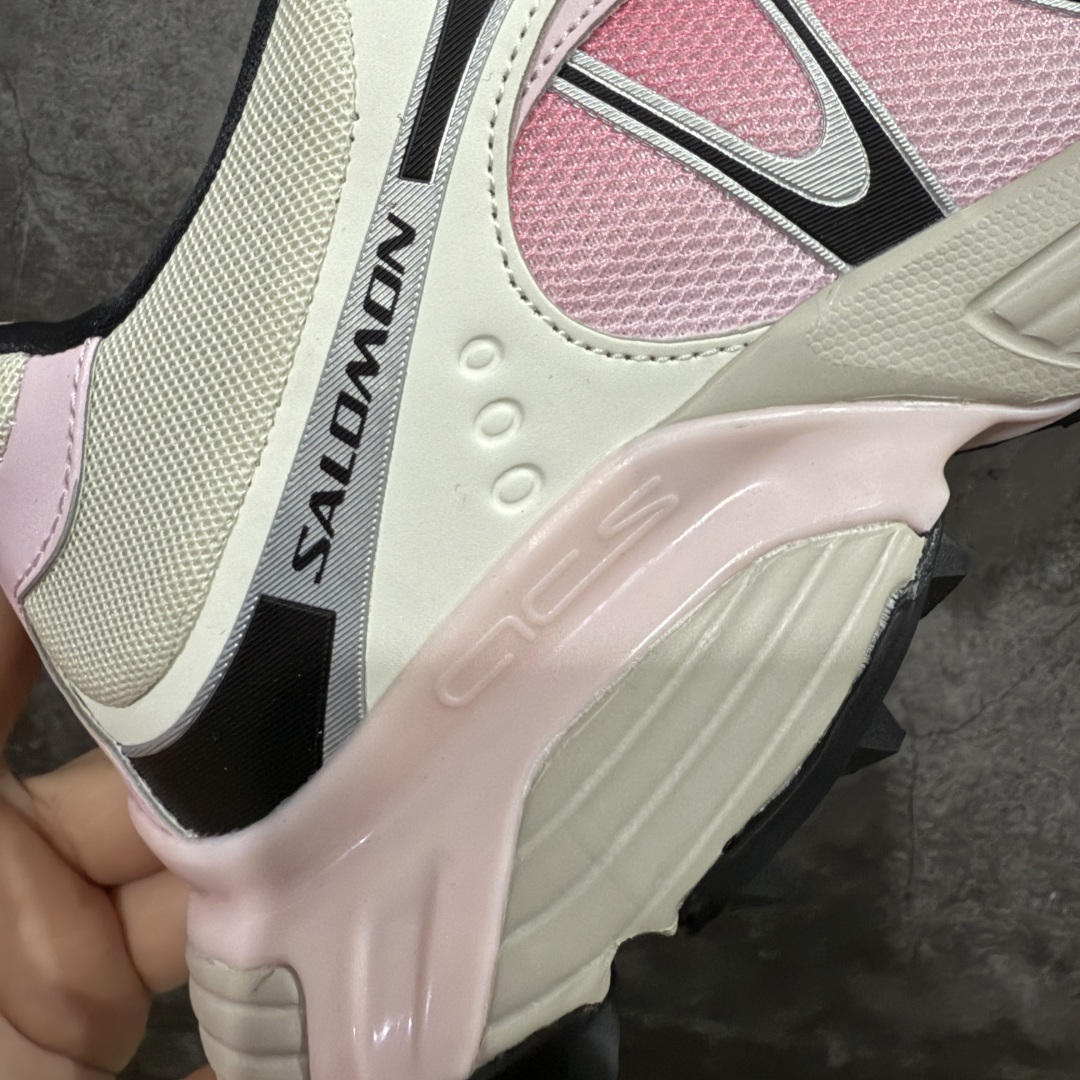 图片[3]-【666版本】SALOMON 萨洛蒙 XT-WHISPER 舒适百搭耐磨轻便低帮 休闲越野训练城市通勤跑步鞋 男女同款 白红渐变 纯原外贸平台特供订单 耗时半年巨作 #全套原纸板楦头开发 #原厂特供网布配套加持 #确保原汁原味 完美呈现版型 #原档数据独家私模五层组合大底 #男女鞋同步官方开发至46 #原装Ortholite轻量化鞋垫 #中底布带钢印编号 原厂TPU锁扣 #进口港宝加持 后跟自然饱满 还原公司包裹性 #鞋面采用SENSIFT贴合技术 #全方位贴合包裹脚型 #鞋跟部鞋底牵引设计 #提供强大的抓地性能 #更适应野外崎岖不平的道路 #基于 SALOMON 初代 XT 鞋身造型并搭载 4D ADVANCED CHASSIS™ 大底打造而成 为这款 XT-WHISPER 带来了多项足部控制与保护等功能性 如在运动过程中控制左右晃动的过程而提高稳定性、改善长途越野过程中足中到足尖的过渡、提高感知岩石的精确度以抵抗尖锐物体对脚底的伤害以及采用动态缓冲来增强穿着舒适感 从而减轻疲劳感 使 XT-WHISPER 成为一双舒适且安全的户外之履 货号：477612 尺码：36 36.5 37.5 38 38.5 39 40 40.5 41 42 42.5 43 44 45 46-选品中心