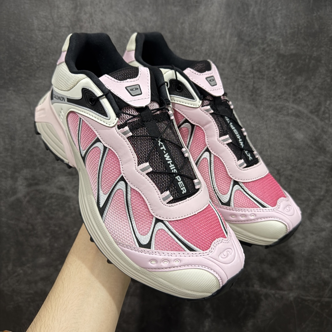 【666版本】SALOMON 萨洛蒙 XT-WHISPER 舒适百搭耐磨轻便低帮 休闲越野训练城市通勤跑步鞋 男女同款 白红渐变 纯原外贸平台特供订单 耗时半年巨作 #全套原纸板楦头开发 #原厂特供网布配套加持 #确保原汁原味 完美呈现版型 #原档数据独家私模五层组合大底 #男女鞋同步官方开发至46 #原装Ortholite轻量化鞋垫 #中底布带钢印编号 原厂TPU锁扣 #进口港宝加持 后跟自然饱满 还原公司包裹性 #鞋面采用SENSIFT贴合技术 #全方位贴合包裹脚型 #鞋跟部鞋底牵引设计 #提供强大的抓地性能 #更适应野外崎岖不平的道路 #基于 SALOMON 初代 XT 鞋身造型并搭载 4D ADVANCED CHASSIS™ 大底打造而成 为这款 XT-WHISPER 带来了多项足部控制与保护等功能性 如在运动过程中控制左右晃动的过程而提高稳定性、改善长途越野过程中足中到足尖的过渡、提高感知岩石的精确度以抵抗尖锐物体对脚底的伤害以及采用动态缓冲来增强穿着舒适感 从而减轻疲劳感 使 XT-WHISPER 成为一双舒适且安全的户外之履 货号:477612 尺码:36 36.5 37.5 38 38.5 39 40 40.5 41 42 42.5 43 44 45 46-选品中心