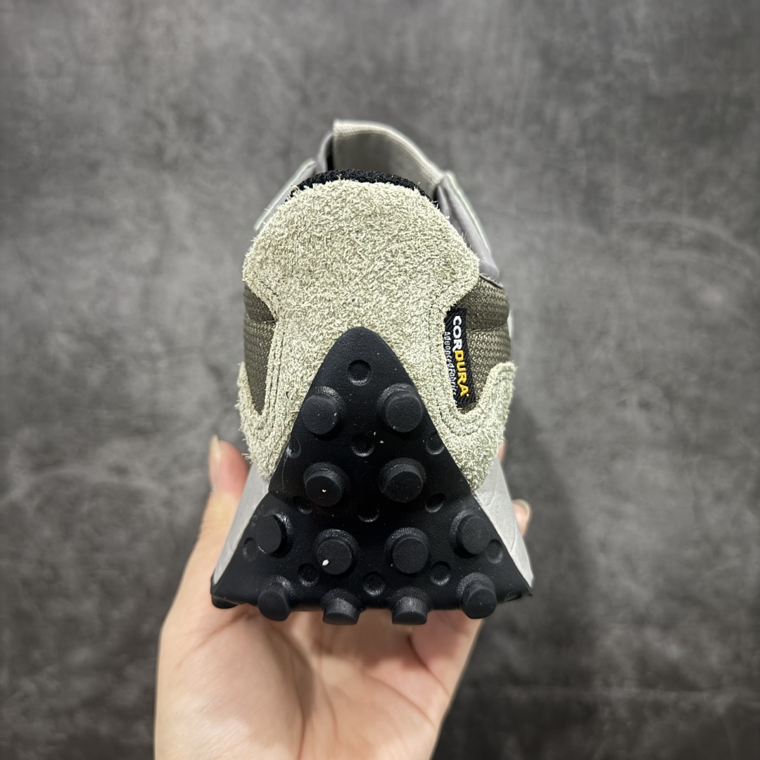 图片[4]-【GS纯原】新百伦 New Balance 327系列 复古运动鞋单品宝藏老爹鞋 U327OB 市场最正确鞋面材料 原鞋开发 鞋尾弧度 材料全部根据原鞋打造 独家私模重新开发 15套尺码模具 非市面普通一体成型的公底 以更纯粹的复古风格设计打造的全新造型。侧身还以解构设计，将 N 字标志以做旧压花样式呈现，样式别具新意。而麂皮、冲孔皮革的塑造，则呈现出高级怀旧气质，也让鞋款在奢华时装风格与运动氛围之间达到了平衡 尺码：36 37 37.5 38 38.5 39.5 40 40.5 41.5 42 42.5 43 44 45-选品中心