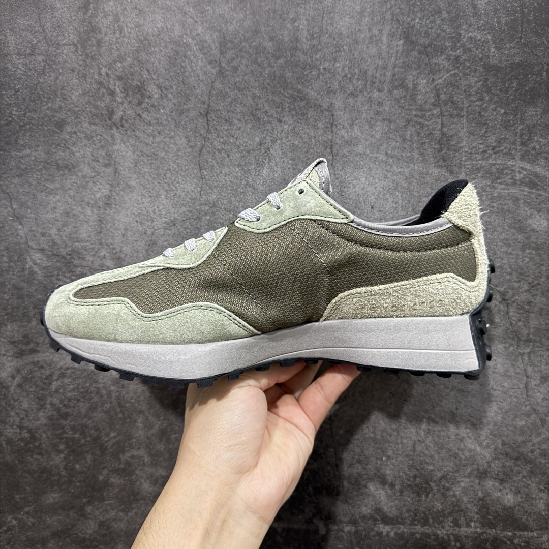 图片[2]-【GS纯原】新百伦 New Balance 327系列 复古运动鞋单品宝藏老爹鞋 U327OB 市场最正确鞋面材料 原鞋开发 鞋尾弧度 材料全部根据原鞋打造 独家私模重新开发 15套尺码模具 非市面普通一体成型的公底 以更纯粹的复古风格设计打造的全新造型。侧身还以解构设计，将 N 字标志以做旧压花样式呈现，样式别具新意。而麂皮、冲孔皮革的塑造，则呈现出高级怀旧气质，也让鞋款在奢华时装风格与运动氛围之间达到了平衡 尺码：36 37 37.5 38 38.5 39.5 40 40.5 41.5 42 42.5 43 44 45-选品中心