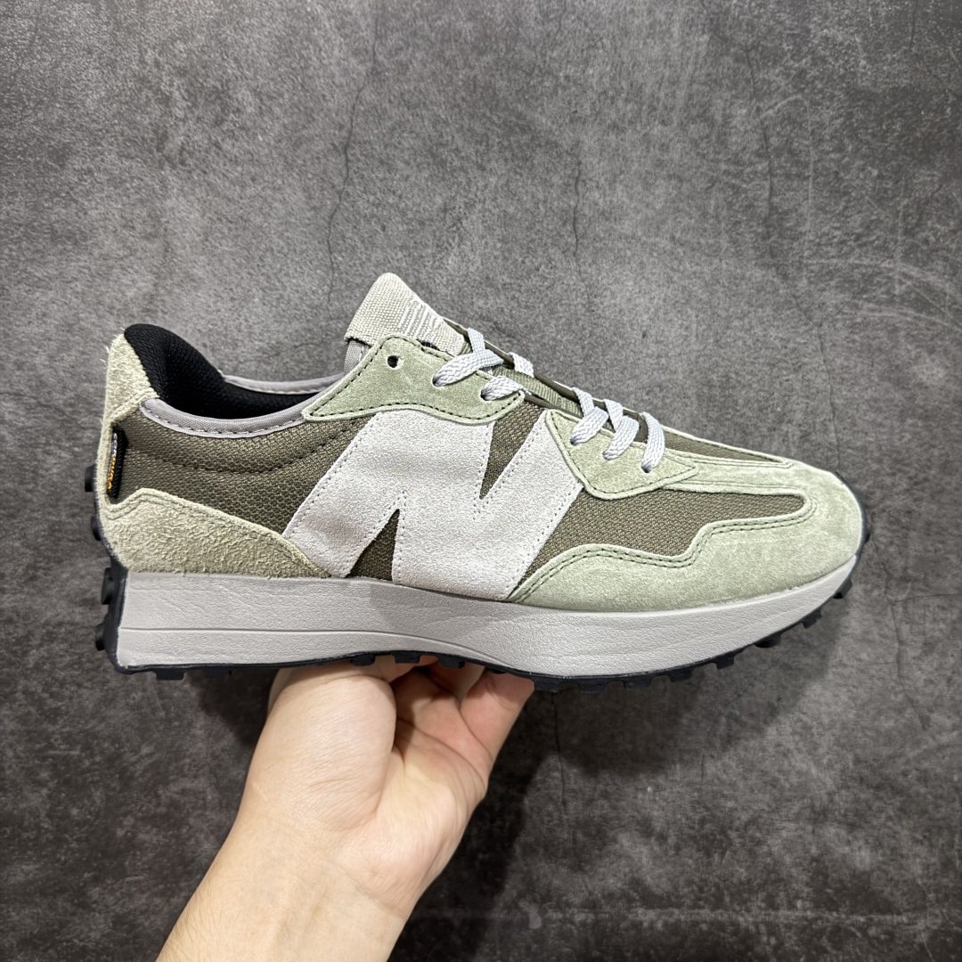 【GS纯原】新百伦 New Balance 327系列 复古运动鞋单品宝藏老爹鞋 U327OB 市场最正确鞋面材料 原鞋开发 鞋尾弧度 材料全部根据原鞋打造 独家私模重新开发 15套尺码模具 非市面普通一体成型的公底 以更纯粹的复古风格设计打造的全新造型。侧身还以解构设计,将 N 字标志以做旧压花样式呈现,样式别具新意。而麂皮、冲孔皮革的塑造,则呈现出高级怀旧气质,也让鞋款在奢华时装风格与运动氛围之间达到了平衡 尺码:36 37 37.5 38 38.5 39.5 40 40.5 41.5 42 42.5 43 44 45-选品中心