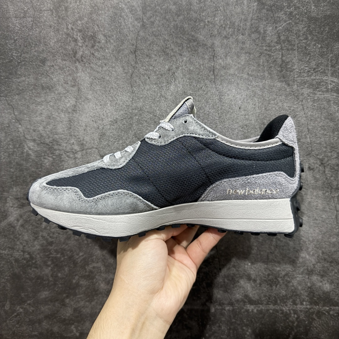 图片[2]-【GS纯原】新百伦 New Balance 327系列 复古运动鞋单品宝藏老爹鞋 U327OD 市场最正确鞋面材料 原鞋开发 鞋尾弧度 材料全部根据原鞋打造 独家私模重新开发 15套尺码模具 非市面普通一体成型的公底 以更纯粹的复古风格设计打造的全新造型。侧身还以解构设计，将 N 字标志以做旧压花样式呈现，样式别具新意。而麂皮、冲孔皮革的塑造，则呈现出高级怀旧气质，也让鞋款在奢华时装风格与运动氛围之间达到了平衡 尺码：36 37 37.5 38 38.5 39.5 40 40.5 41.5 42 42.5 43 44 45-选品中心
