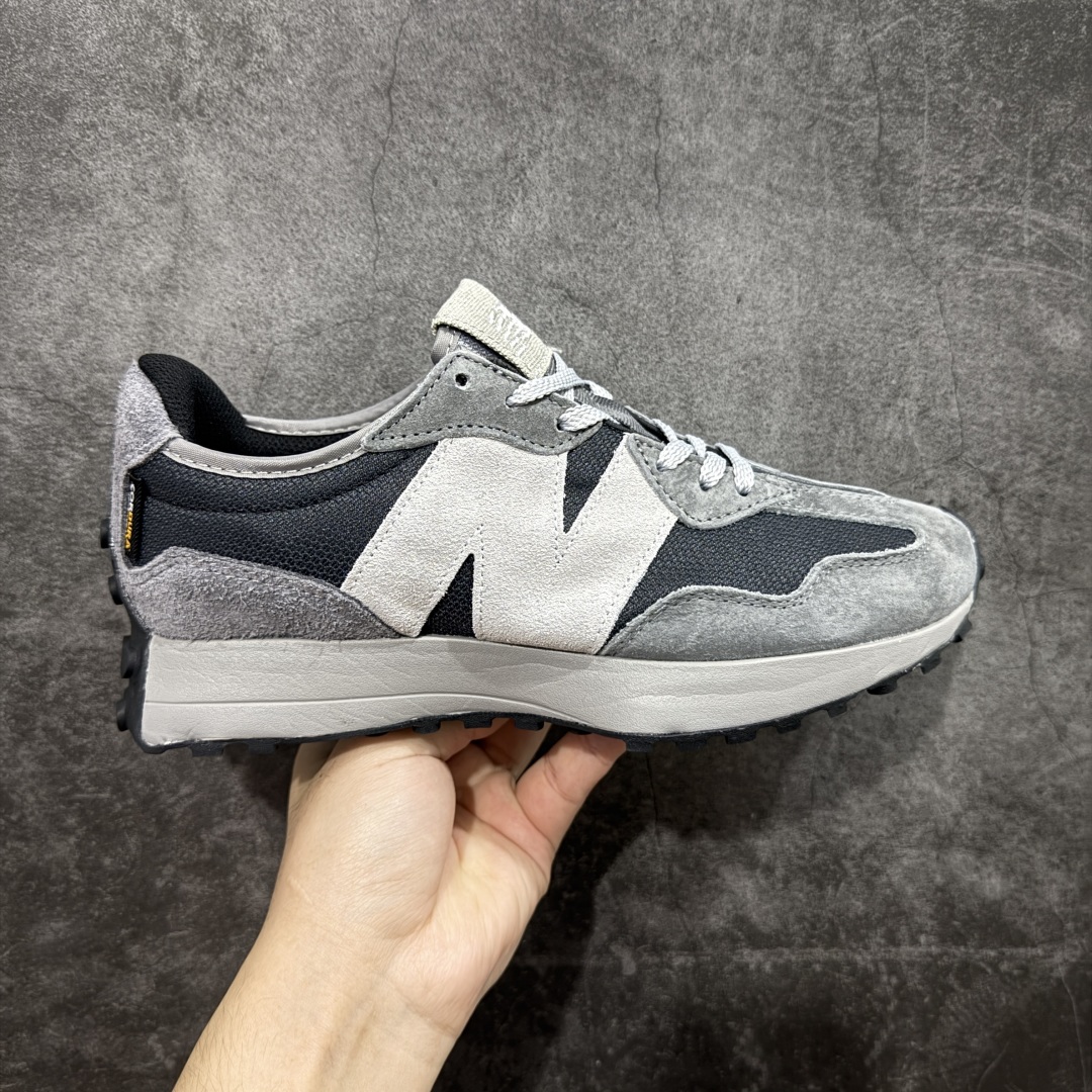 【GS纯原】新百伦 New Balance 327系列 复古运动鞋单品宝藏老爹鞋 U327OD 市场最正确鞋面材料 原鞋开发 鞋尾弧度 材料全部根据原鞋打造 独家私模重新开发 15套尺码模具 非市面普通一体成型的公底 以更纯粹的复古风格设计打造的全新造型。侧身还以解构设计,将 N 字标志以做旧压花样式呈现,样式别具新意。而麂皮、冲孔皮革的塑造,则呈现出高级怀旧气质,也让鞋款在奢华时装风格与运动氛围之间达到了平衡 尺码:36 37 37.5 38 38.5 39.5 40 40.5 41.5 42 42.5 43 44 45-选品中心