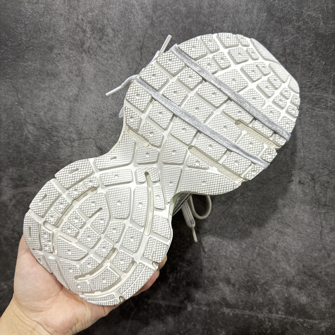 图片[9]-【XA版本】BALENCIAGA 3XL Sneakers 巴黎世家十代网布系带低帮走秀复古老爹鞋半拖 灰黄 全套原纸板楦头开发 最原汁原味的灵魂版型 全鞋荧光划线卡点 胶水把控整洁度追求极致完美 每一双都是工艺品 多重QC质检 超越公司货的品控标准 实实在在的免检产品 原盒原配 正确字体电绣 粗细、位置、大小正确 侧边TPU 透气孔匹配意产原版 正确分离大底 TPU软底 原版一致大底LOGO 立体感十足 原厂皮料水洗做旧 采购原厂网纱 不含皮革 网布材料和聚氨酯 磨损效果 鞋头边缘和后帮 Balenciaga 徽标 鞋面和后跟凸印尺码 鞋舌 3XL 橡胶品牌标识和反光细节 鞋帮拉袢和鞋舌拉祥 配反光细节 备用鞋带在鞋履前侧 可在穿着前取下 便于不同造型搭配 偏大一码 尺码：35 36 37 38 39 40 41 42 43 44 45 46-选品中心