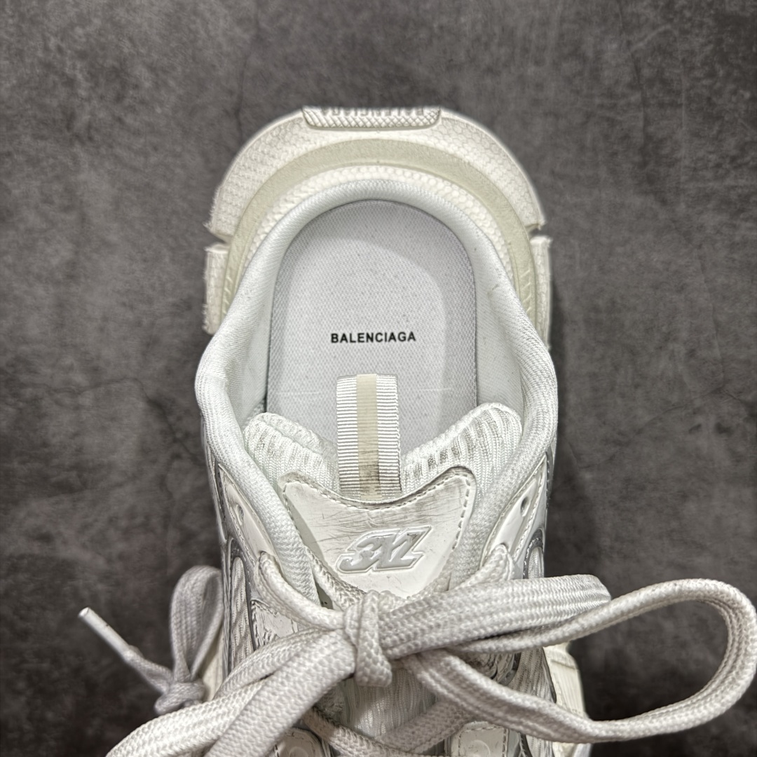 图片[8]-【XA版本】BALENCIAGA 3XL Sneakers 巴黎世家十代网布系带低帮走秀复古老爹鞋半拖 灰黄 全套原纸板楦头开发 最原汁原味的灵魂版型 全鞋荧光划线卡点 胶水把控整洁度追求极致完美 每一双都是工艺品 多重QC质检 超越公司货的品控标准 实实在在的免检产品 原盒原配 正确字体电绣 粗细、位置、大小正确 侧边TPU 透气孔匹配意产原版 正确分离大底 TPU软底 原版一致大底LOGO 立体感十足 原厂皮料水洗做旧 采购原厂网纱 不含皮革 网布材料和聚氨酯 磨损效果 鞋头边缘和后帮 Balenciaga 徽标 鞋面和后跟凸印尺码 鞋舌 3XL 橡胶品牌标识和反光细节 鞋帮拉袢和鞋舌拉祥 配反光细节 备用鞋带在鞋履前侧 可在穿着前取下 便于不同造型搭配 偏大一码 尺码：35 36 37 38 39 40 41 42 43 44 45 46-选品中心