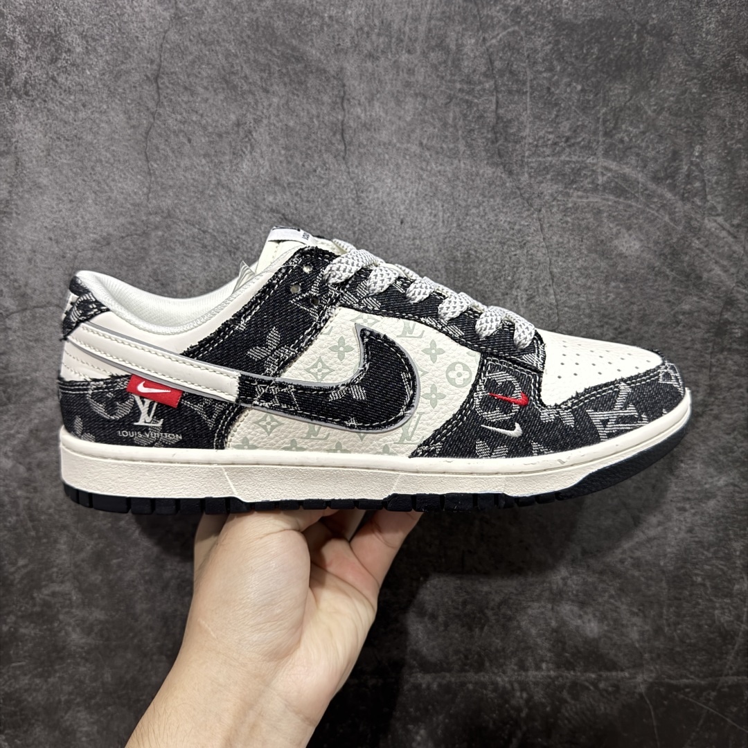 【定制版】Nike SB Dunk Low LV联名 双小勾牛仔 周年高端定制 低帮休闲板鞋 YX5066-378  #定制鞋盒 大厂纯原品质出货 超高清洁度 皮料切割干净无任何毛边 细节完美   尺码:36 36.5 37.5 38 38.5 39 40 40.5 41 42 42.5 43 44 44.5 45-选品中心