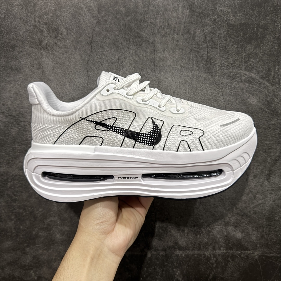 【YH版】Nike Air Zoom Pegasus Premium 全掌气垫缓震网面运动跑鞋 FN8435-024 Nike 运用Air技术专利，推出 Nike Pegasus Premium，沿用经典 Pegasus 系列产品深受跑者喜爱的缓震功能，并配置 Nike 首款可见式塑形 Air Zoom 气垫。#全掌可见的Air Zoom首次在Pegasus系列中出现，模仿了Vaporfly的碳板曲线，增强了跑步时的流畅过渡。 尺码：36 37.5 38 39 40 41 42 43 44 45-选品中心