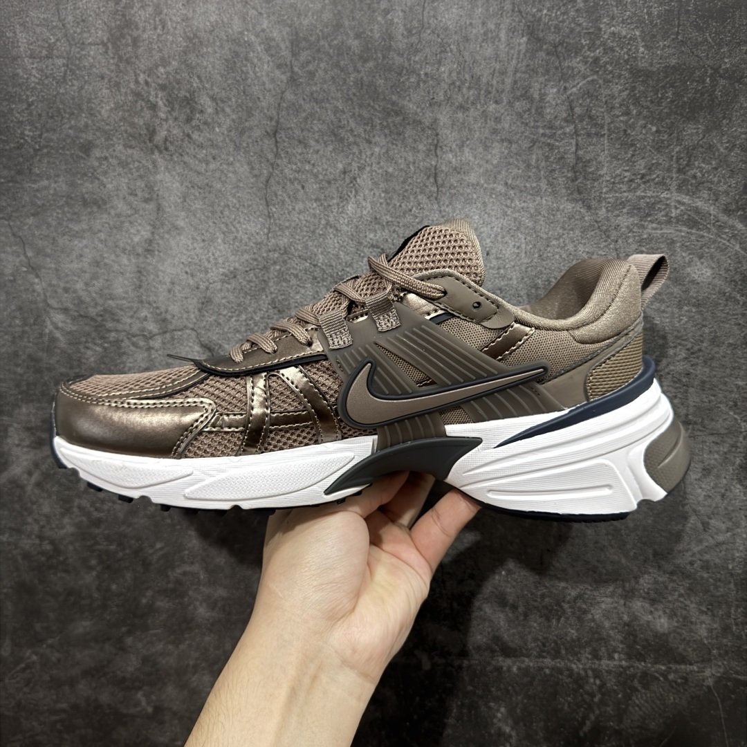 图片[2]-【公司级】NK V2k Runtekk 复古老爹鞋跑步鞋 FD0736-202 材质上使用大面积网眼 皮革 TPU 组成 支撑和透气性肯定不错 中底处由 Cushlon 泡绵打造 保证在压马路时可以提供优秀脚感 并通过一手做旧氧化效果突出复古感 中底造型很容易让大家联想到巴黎世家3XL 增高效果同样不能忽视 尺码：36-45-选品中心