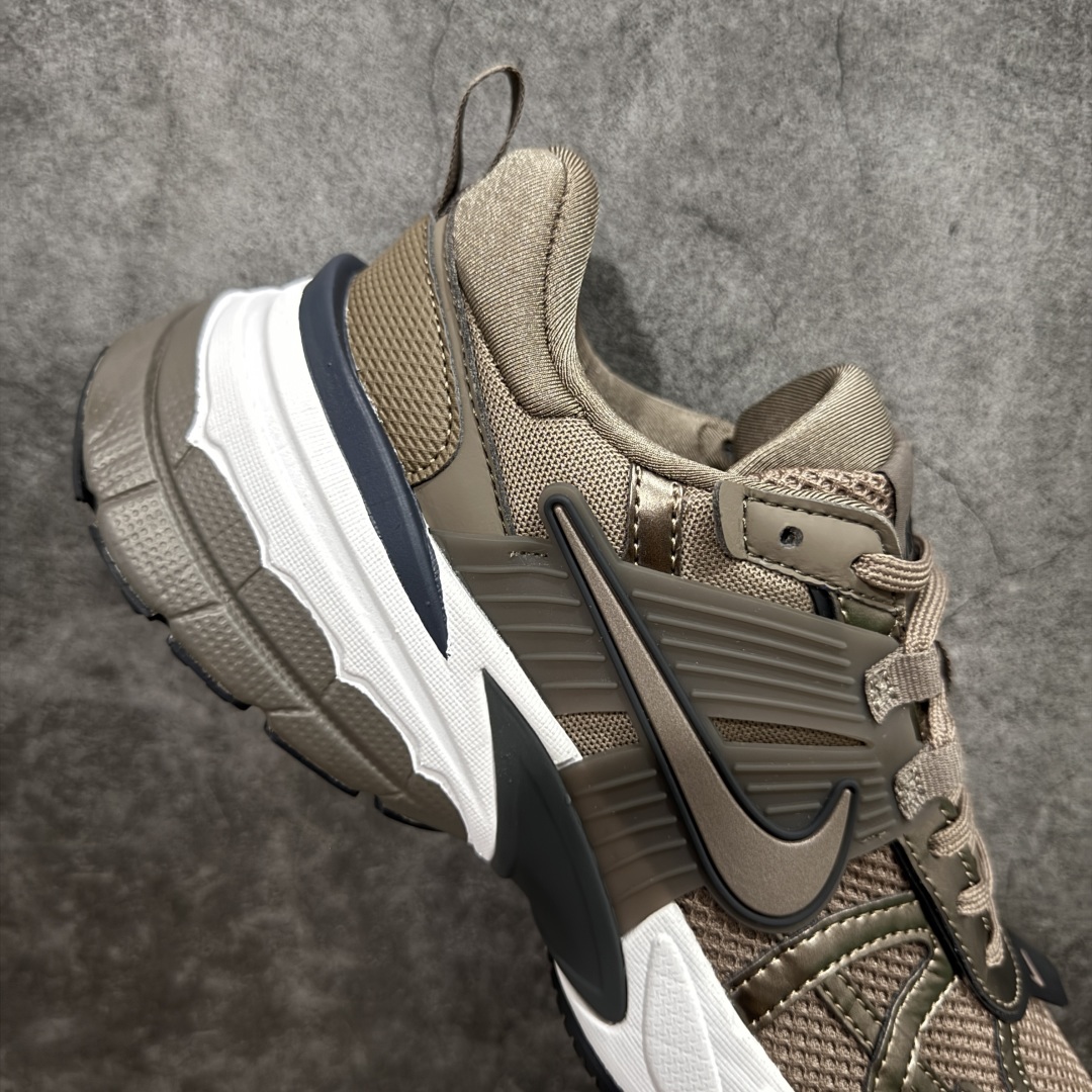 图片[7]-【公司级】NK V2k Runtekk 复古老爹鞋跑步鞋 FD0736-202 材质上使用大面积网眼 皮革 TPU 组成 支撑和透气性肯定不错 中底处由 Cushlon 泡绵打造 保证在压马路时可以提供优秀脚感 并通过一手做旧氧化效果突出复古感 中底造型很容易让大家联想到巴黎世家3XL 增高效果同样不能忽视 尺码：36-45-选品中心