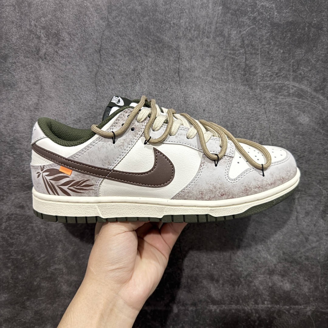【YC纯原】Nike Dunk Low 羽毛 棕白 此款以经典Dunk Low为廓形,醇厚米白为画布,做旧白交织浅棕鞋带,如大地本色般沉稳包容。标志性黑 Swoosh 划破沉闷,后跟细腻羽毛图腾,是打破常规的个性签章。点缀一抹亮橙,激活视觉记忆。拒绝千篇一律,以细节夺目,重构都市步履美学。 货号: HF5441-102 尺码: 40 40.5 41 42 42.5 43 44 44.5 45 46-选品中心