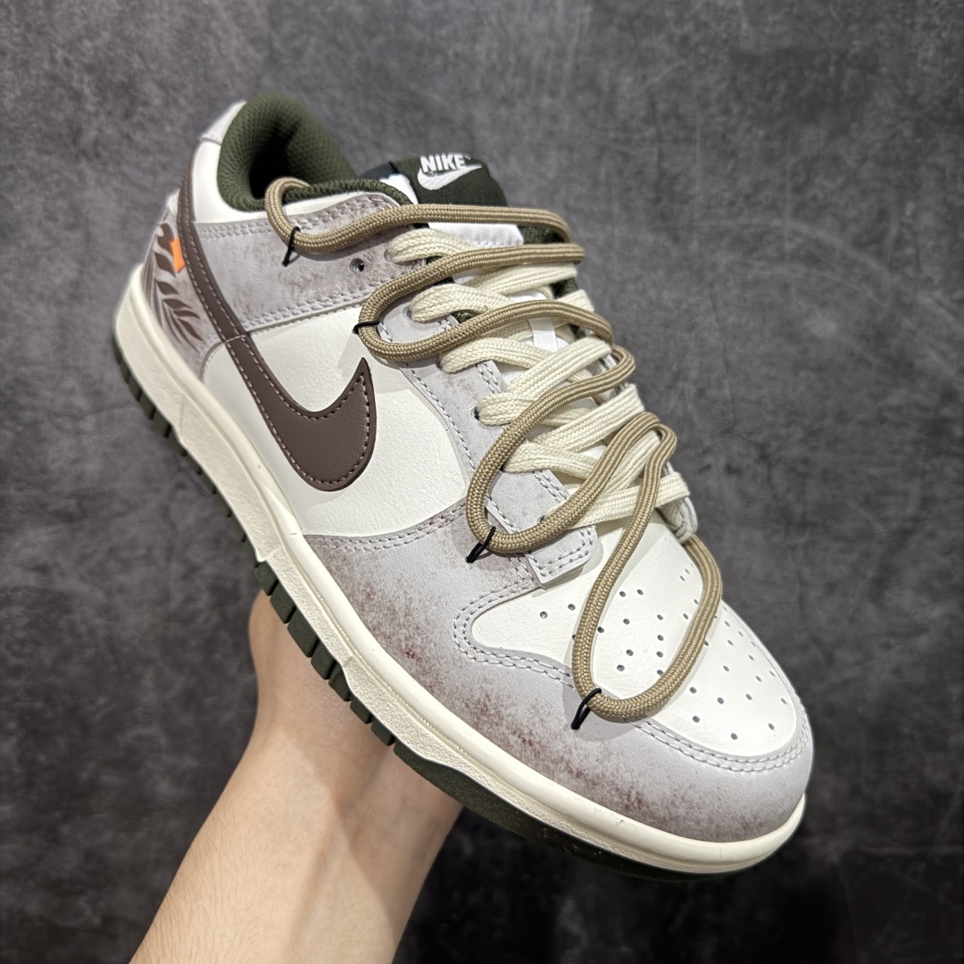 图片[3]-【YC纯原】Nike Dunk Low 羽毛 棕白 此款以经典Dunk Low为廓形，醇厚米白为画布，做旧白交织浅棕鞋带，如大地本色般沉稳包容。标志性黑 Swoosh 划破沉闷，后跟细腻羽毛图腾，是打破常规的个性签章。点缀一抹亮橙，激活视觉记忆。拒绝千篇一律，以细节夺目，重构都市步履美学。 货号： HF5441-102 尺码： 40 40.5 41 42 42.5 43 44 44.5 45 46-选品中心