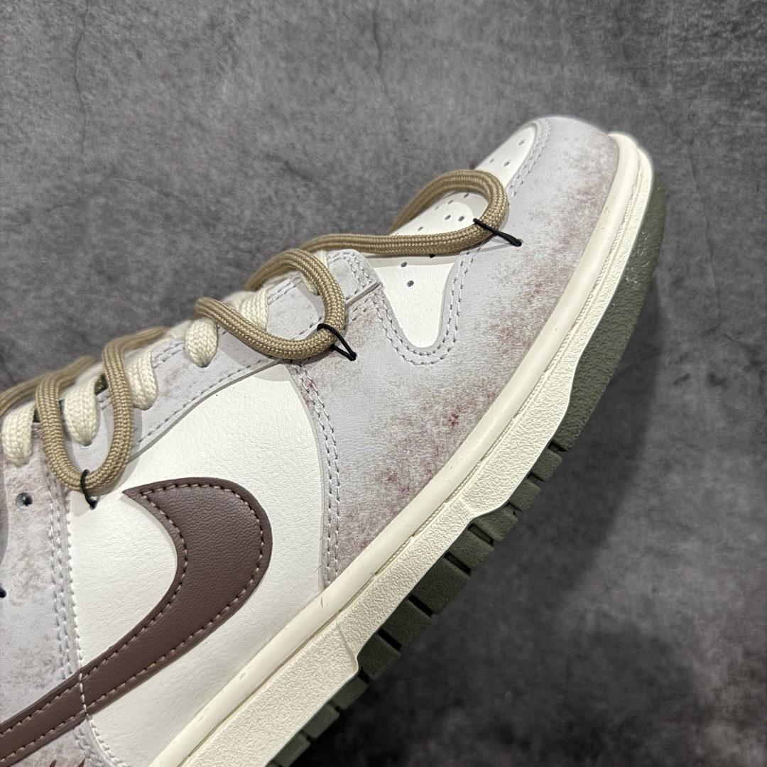 图片[6]-【YC纯原】Nike Dunk Low 羽毛 棕白 此款以经典Dunk Low为廓形，醇厚米白为画布，做旧白交织浅棕鞋带，如大地本色般沉稳包容。标志性黑 Swoosh 划破沉闷，后跟细腻羽毛图腾，是打破常规的个性签章。点缀一抹亮橙，激活视觉记忆。拒绝千篇一律，以细节夺目，重构都市步履美学。 货号： HF5441-102 尺码： 40 40.5 41 42 42.5 43 44 44.5 45 46-选品中心