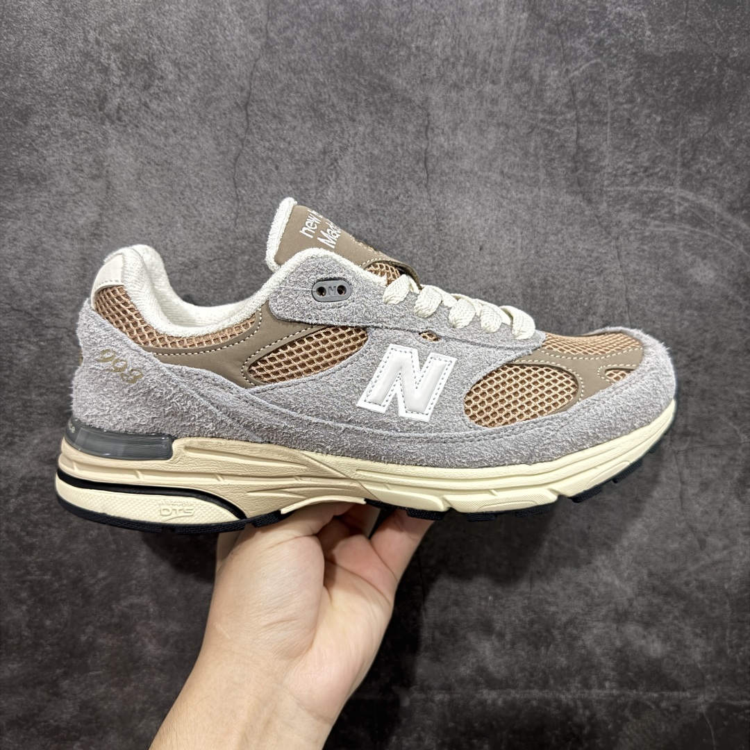 【K版纯原】New Balance U993GG 新百伦NB993总统复古慢跑鞋 正确3M反光细节 原楦原纸版开发 正确6层组合底模精密开发 后跟透明TPU水晶装饰条稳固 沿用了引以为傲的跑鞋手工技艺 采用猪皮绒面并包裹局部透气网面的鞋身设计 菱网鞋舌上刻有New Balance USA 鞋面依旧身着经典的大热之灰 彰显了其高端的品质身份 尺码:36 37 37.5 38 38.5 39 40 40.5 41 42 42.5 43 44 45.5-选品中心
