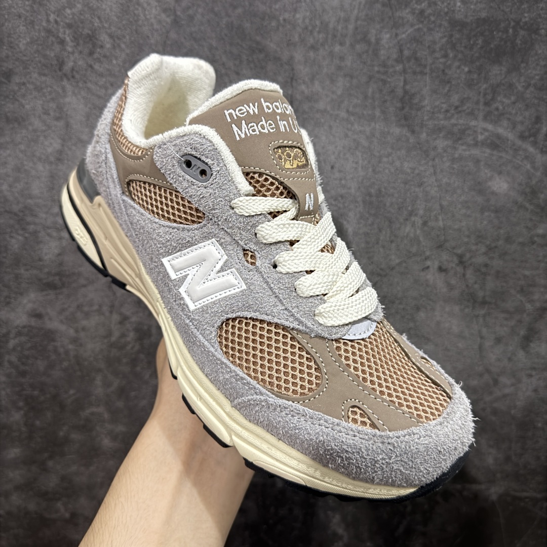 图片[3]-【K版纯原】New Balance U993GG 新百伦NB993总统复古慢跑鞋 正确3M反光细节 原楦原纸版开发 正确6层组合底模精密开发 后跟透明TPU水晶装饰条稳固 沿用了引以为傲的跑鞋手工技艺 采用猪皮绒面并包裹局部透气网面的鞋身设计 菱网鞋舌上刻有New Balance USA 鞋面依旧身着经典的大热之灰 彰显了其高端的品质身份 尺码：36 37 37.5 38 38.5 39 40 40.5 41 42 42.5 43 44 45.5-选品中心
