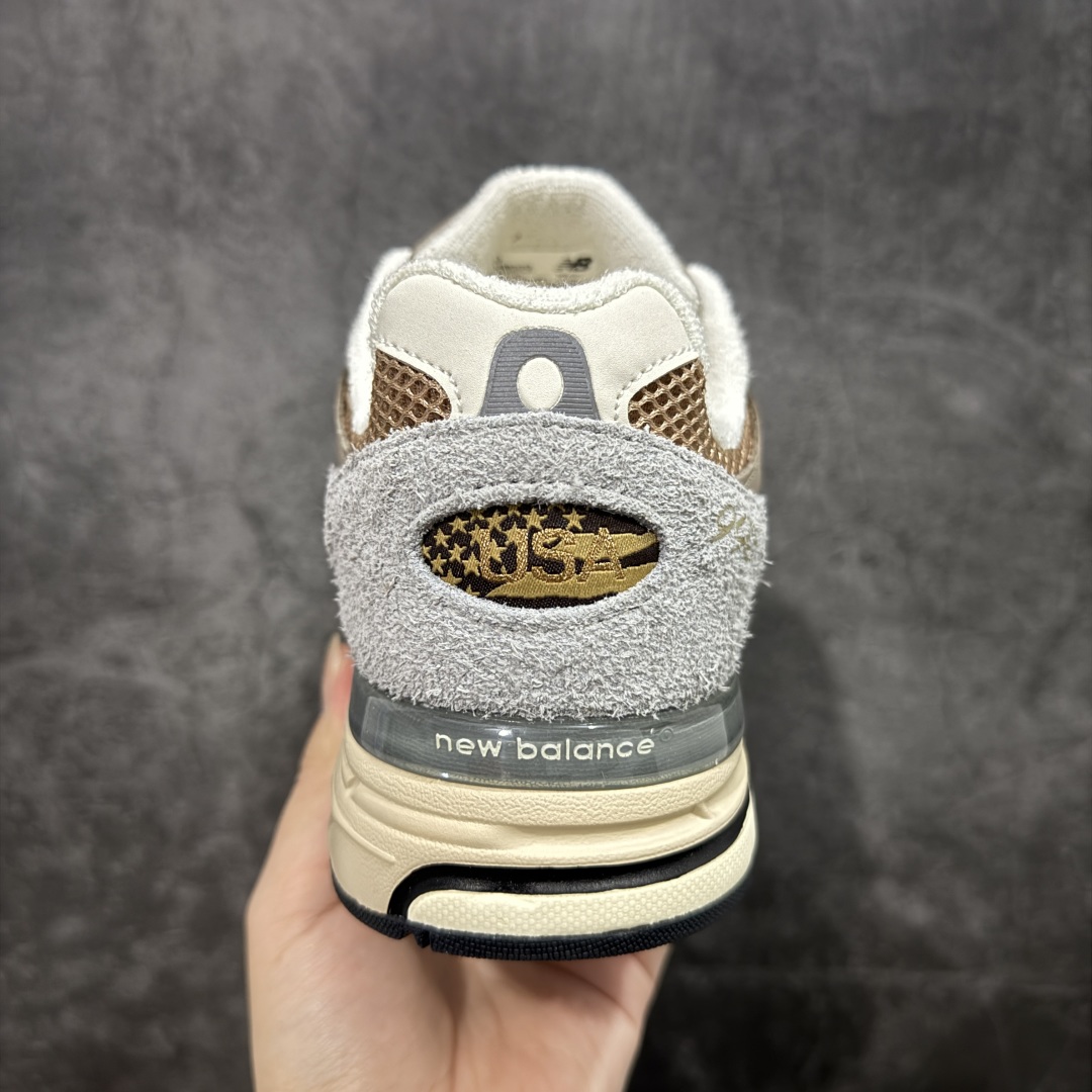 图片[4]-【K版纯原】New Balance U993GG 新百伦NB993总统复古慢跑鞋 正确3M反光细节 原楦原纸版开发 正确6层组合底模精密开发 后跟透明TPU水晶装饰条稳固 沿用了引以为傲的跑鞋手工技艺 采用猪皮绒面并包裹局部透气网面的鞋身设计 菱网鞋舌上刻有New Balance USA 鞋面依旧身着经典的大热之灰 彰显了其高端的品质身份 尺码：36 37 37.5 38 38.5 39 40 40.5 41 42 42.5 43 44 45.5-选品中心