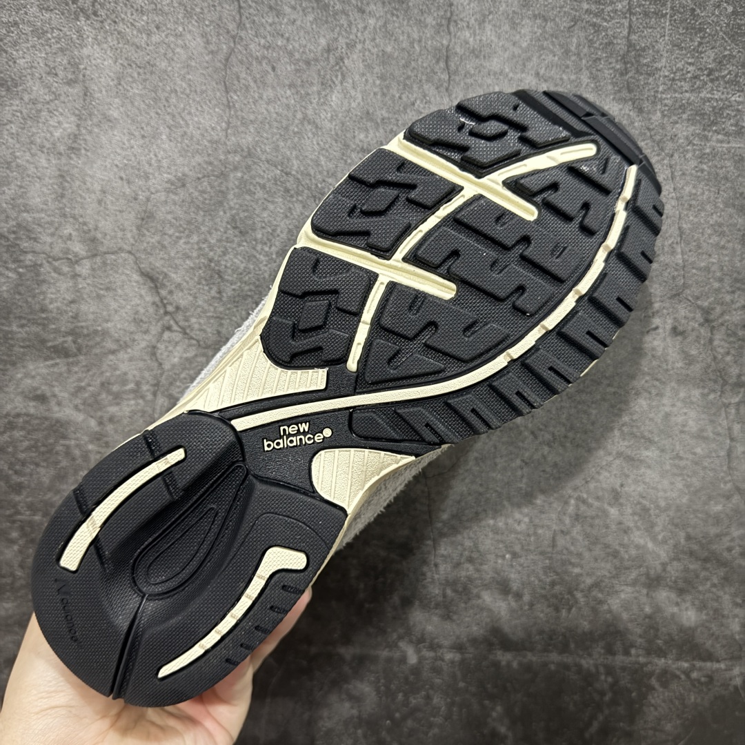 图片[9]-【K版纯原】New Balance U993GG 新百伦NB993总统复古慢跑鞋 正确3M反光细节 原楦原纸版开发 正确6层组合底模精密开发 后跟透明TPU水晶装饰条稳固 沿用了引以为傲的跑鞋手工技艺 采用猪皮绒面并包裹局部透气网面的鞋身设计 菱网鞋舌上刻有New Balance USA 鞋面依旧身着经典的大热之灰 彰显了其高端的品质身份 尺码：36 37 37.5 38 38.5 39 40 40.5 41 42 42.5 43 44 45.5-选品中心