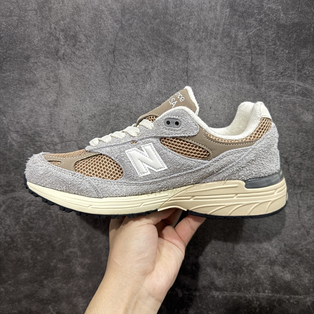 图片[2]-【K版纯原】New Balance U993GG 新百伦NB993总统复古慢跑鞋 正确3M反光细节 原楦原纸版开发 正确6层组合底模精密开发 后跟透明TPU水晶装饰条稳固 沿用了引以为傲的跑鞋手工技艺 采用猪皮绒面并包裹局部透气网面的鞋身设计 菱网鞋舌上刻有New Balance USA 鞋面依旧身着经典的大热之灰 彰显了其高端的品质身份 尺码：36 37 37.5 38 38.5 39 40 40.5 41 42 42.5 43 44 45.5-选品中心