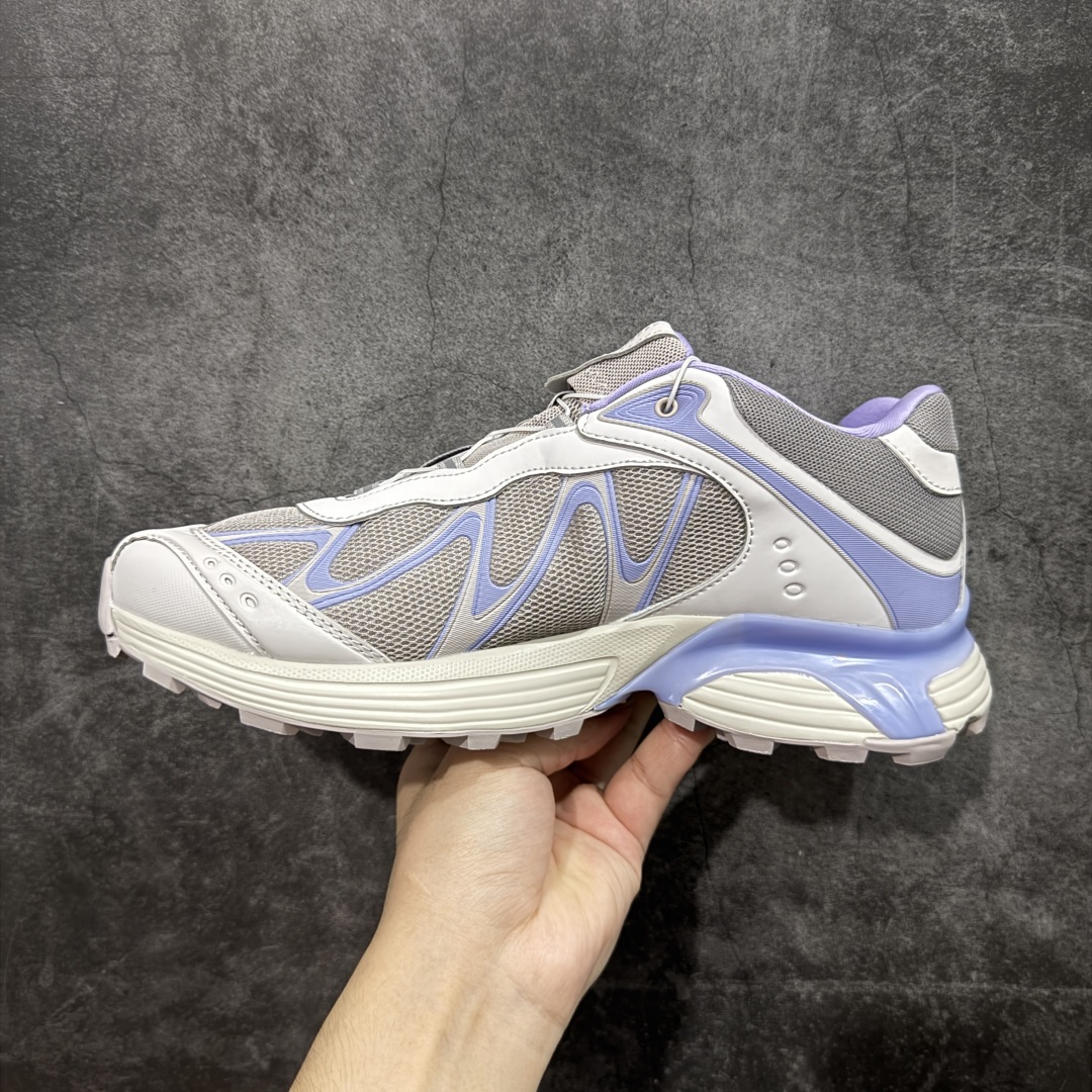 图片[2]-【666版本】SALOMON 萨洛蒙 XT-WHISPER 舒适百搭耐磨轻便低帮 休闲越野训练城市通勤跑步鞋 男女同款 灰紫 纯原外贸平台特供订单 耗时半年巨作 #全套原纸板楦头开发 #原厂特供网布配套加持 #确保原汁原味 完美呈现版型 #原档数据独家私模五层组合大底 #男女鞋同步官方开发至46 #原装Ortholite轻量化鞋垫 #中底布带钢印编号 原厂TPU锁扣 #进口港宝加持 后跟自然饱满 还原公司包裹性 #鞋面采用SENSIFT贴合技术 #全方位贴合包裹脚型 #鞋跟部鞋底牵引设计 #提供强大的抓地性能 #更适应野外崎岖不平的道路 #基于 SALOMON 初代 XT 鞋身造型并搭载 4D ADVANCED CHASSIS™ 大底打造而成 为这款 XT-WHISPER 带来了多项足部控制与保护等功能性 如在运动过程中控制左右晃动的过程而提高稳定性、改善长途越野过程中足中到足尖的过渡、提高感知岩石的精确度以抵抗尖锐物体对脚底的伤害以及采用动态缓冲来增强穿着舒适感 从而减轻疲劳感 使 XT-WHISPER 成为一双舒适且安全的户外之履 货号：477614 尺码：36 36.5 37.5 38 38.5 39 40 40.5 41 42 42.5 43 44 45 46-选品中心