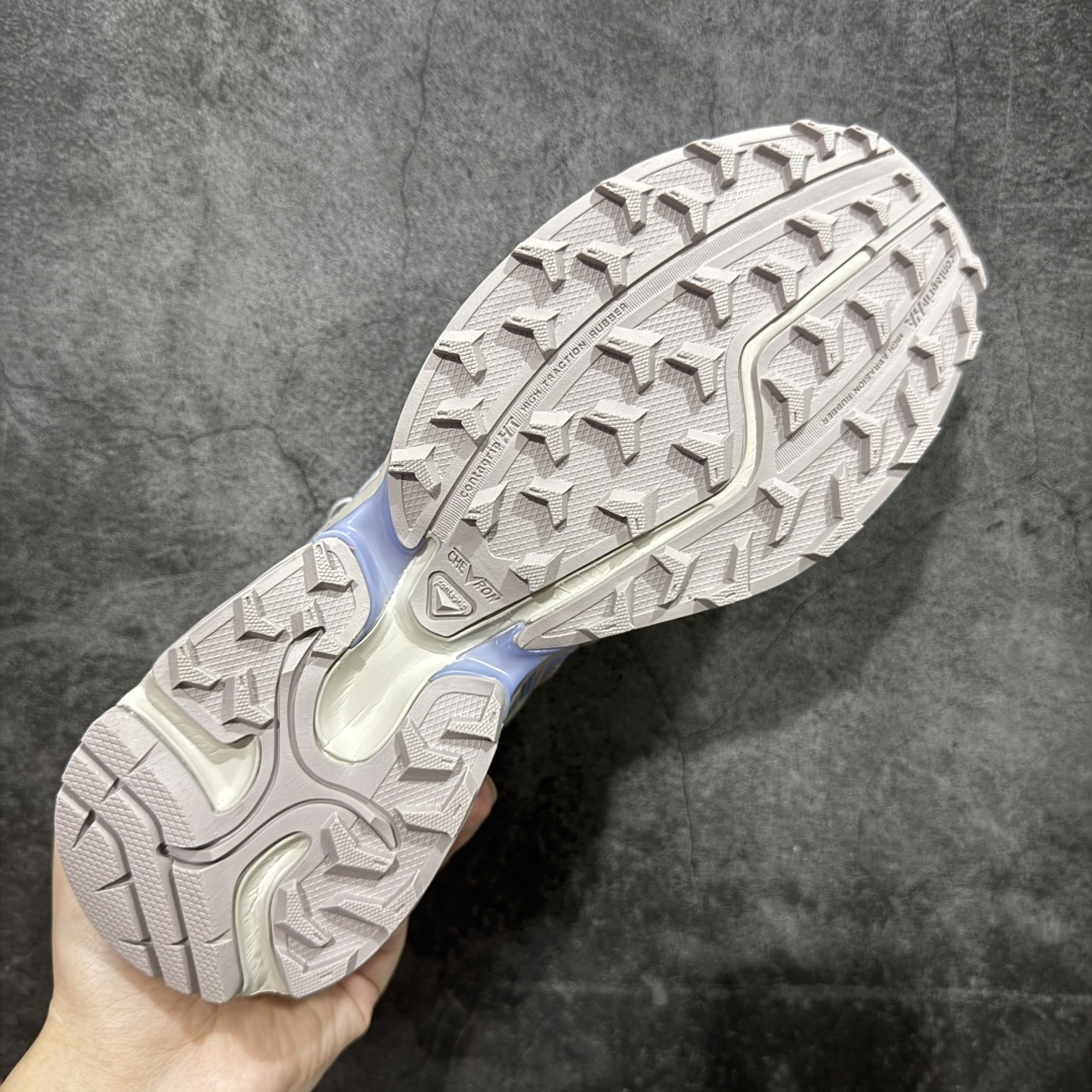 图片[9]-【666版本】SALOMON 萨洛蒙 XT-WHISPER 舒适百搭耐磨轻便低帮 休闲越野训练城市通勤跑步鞋 男女同款 灰紫 纯原外贸平台特供订单 耗时半年巨作 #全套原纸板楦头开发 #原厂特供网布配套加持 #确保原汁原味 完美呈现版型 #原档数据独家私模五层组合大底 #男女鞋同步官方开发至46 #原装Ortholite轻量化鞋垫 #中底布带钢印编号 原厂TPU锁扣 #进口港宝加持 后跟自然饱满 还原公司包裹性 #鞋面采用SENSIFT贴合技术 #全方位贴合包裹脚型 #鞋跟部鞋底牵引设计 #提供强大的抓地性能 #更适应野外崎岖不平的道路 #基于 SALOMON 初代 XT 鞋身造型并搭载 4D ADVANCED CHASSIS™ 大底打造而成 为这款 XT-WHISPER 带来了多项足部控制与保护等功能性 如在运动过程中控制左右晃动的过程而提高稳定性、改善长途越野过程中足中到足尖的过渡、提高感知岩石的精确度以抵抗尖锐物体对脚底的伤害以及采用动态缓冲来增强穿着舒适感 从而减轻疲劳感 使 XT-WHISPER 成为一双舒适且安全的户外之履 货号：477614 尺码：36 36.5 37.5 38 38.5 39 40 40.5 41 42 42.5 43 44 45 46-选品中心