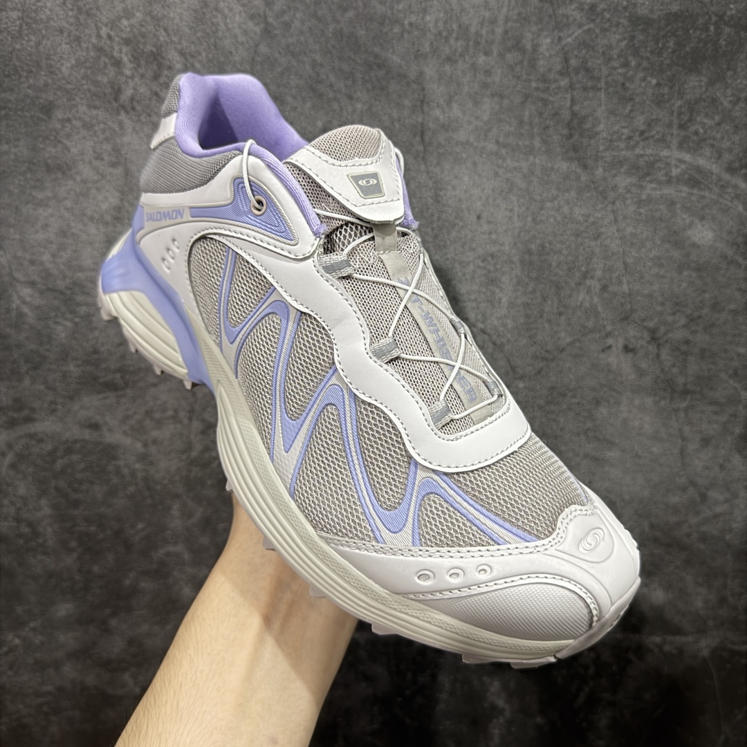 图片[3]-【666版本】SALOMON 萨洛蒙 XT-WHISPER 舒适百搭耐磨轻便低帮 休闲越野训练城市通勤跑步鞋 男女同款 灰紫 纯原外贸平台特供订单 耗时半年巨作 #全套原纸板楦头开发 #原厂特供网布配套加持 #确保原汁原味 完美呈现版型 #原档数据独家私模五层组合大底 #男女鞋同步官方开发至46 #原装Ortholite轻量化鞋垫 #中底布带钢印编号 原厂TPU锁扣 #进口港宝加持 后跟自然饱满 还原公司包裹性 #鞋面采用SENSIFT贴合技术 #全方位贴合包裹脚型 #鞋跟部鞋底牵引设计 #提供强大的抓地性能 #更适应野外崎岖不平的道路 #基于 SALOMON 初代 XT 鞋身造型并搭载 4D ADVANCED CHASSIS™ 大底打造而成 为这款 XT-WHISPER 带来了多项足部控制与保护等功能性 如在运动过程中控制左右晃动的过程而提高稳定性、改善长途越野过程中足中到足尖的过渡、提高感知岩石的精确度以抵抗尖锐物体对脚底的伤害以及采用动态缓冲来增强穿着舒适感 从而减轻疲劳感 使 XT-WHISPER 成为一双舒适且安全的户外之履 货号：477614 尺码：36 36.5 37.5 38 38.5 39 40 40.5 41 42 42.5 43 44 45 46-选品中心