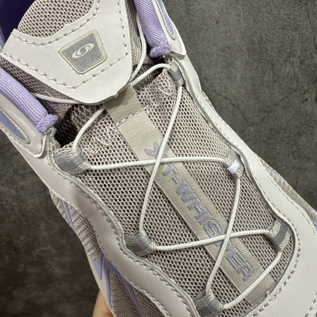 图片[6]-【666版本】SALOMON 萨洛蒙 XT-WHISPER 舒适百搭耐磨轻便低帮 休闲越野训练城市通勤跑步鞋 男女同款 灰紫 纯原外贸平台特供订单 耗时半年巨作 #全套原纸板楦头开发 #原厂特供网布配套加持 #确保原汁原味 完美呈现版型 #原档数据独家私模五层组合大底 #男女鞋同步官方开发至46 #原装Ortholite轻量化鞋垫 #中底布带钢印编号 原厂TPU锁扣 #进口港宝加持 后跟自然饱满 还原公司包裹性 #鞋面采用SENSIFT贴合技术 #全方位贴合包裹脚型 #鞋跟部鞋底牵引设计 #提供强大的抓地性能 #更适应野外崎岖不平的道路 #基于 SALOMON 初代 XT 鞋身造型并搭载 4D ADVANCED CHASSIS™ 大底打造而成 为这款 XT-WHISPER 带来了多项足部控制与保护等功能性 如在运动过程中控制左右晃动的过程而提高稳定性、改善长途越野过程中足中到足尖的过渡、提高感知岩石的精确度以抵抗尖锐物体对脚底的伤害以及采用动态缓冲来增强穿着舒适感 从而减轻疲劳感 使 XT-WHISPER 成为一双舒适且安全的户外之履 货号：477614 尺码：36 36.5 37.5 38 38.5 39 40 40.5 41 42 42.5 43 44 45 46-选品中心